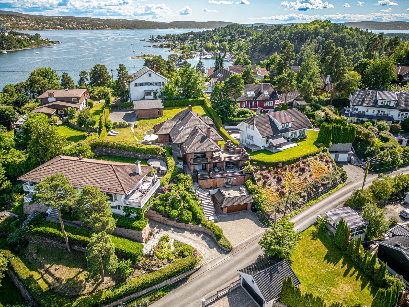 Ormøya beskrives ofte som en skjult perle i hovedstaden, og gir nærmest følelsen av å komme til en sørlandsidyll med båtliv, hvite badehus og vakre villaeiendommer når man krysser broen. Galleribilde