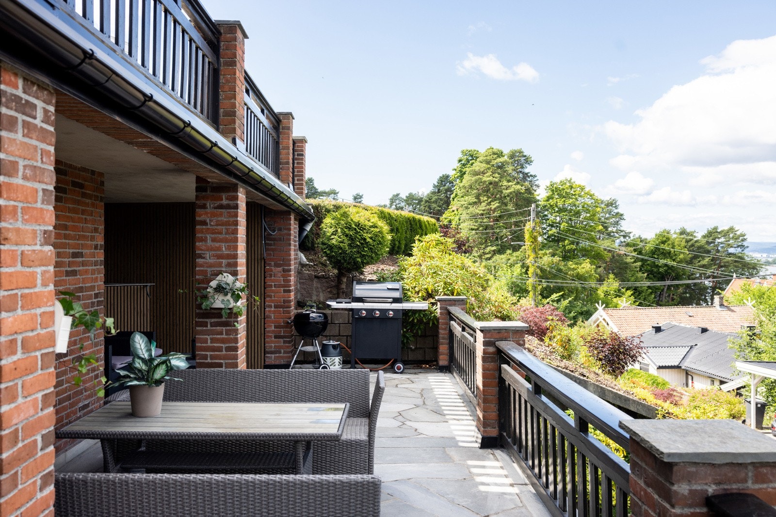 Her er det også egen uteplass tilknyttet hybelen. Galleribilde