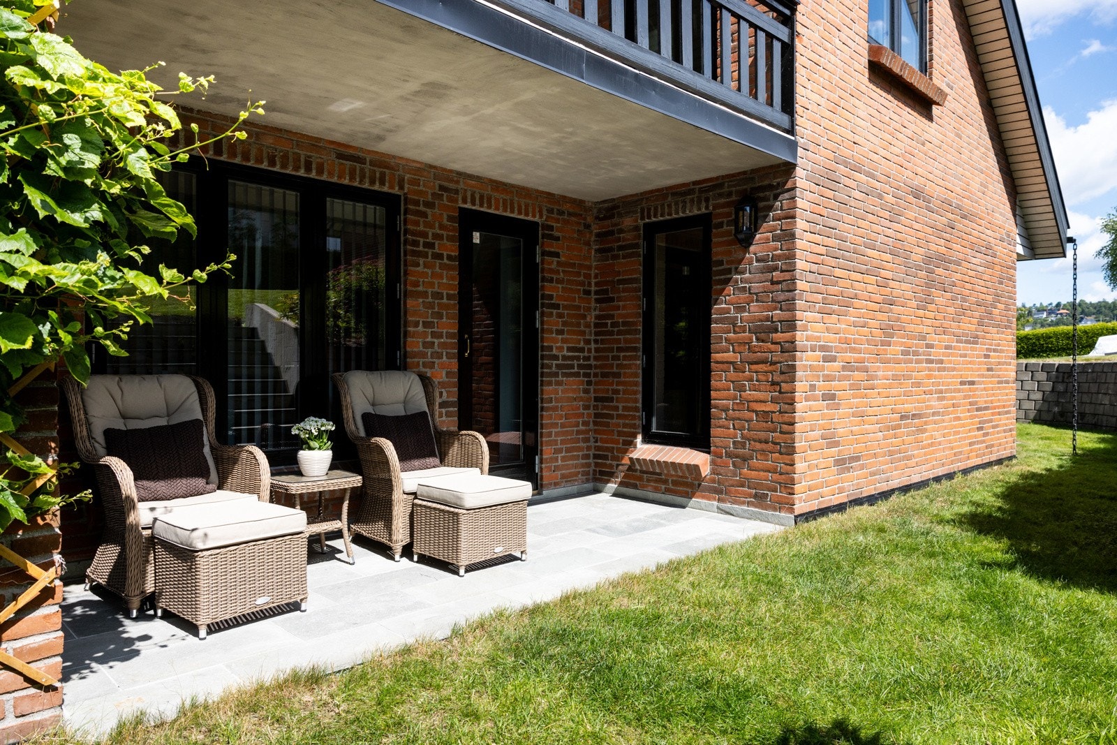 Fra kjøkkenet er det direkte utgang til en hyggelig platting, perfekt for uteservering og sosialt samvær. Galleribilde