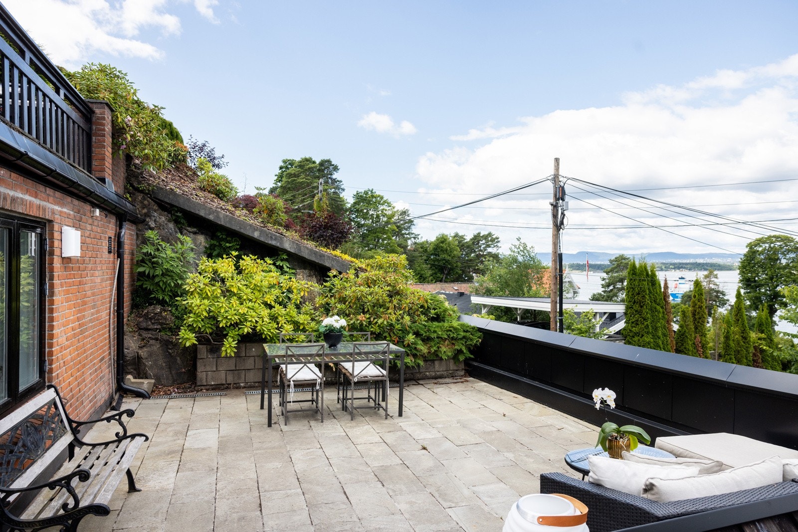 I tilknytning til det innredede rommet er det også en flott uteplass med god plass til ønsket utemøblement. Galleribilde