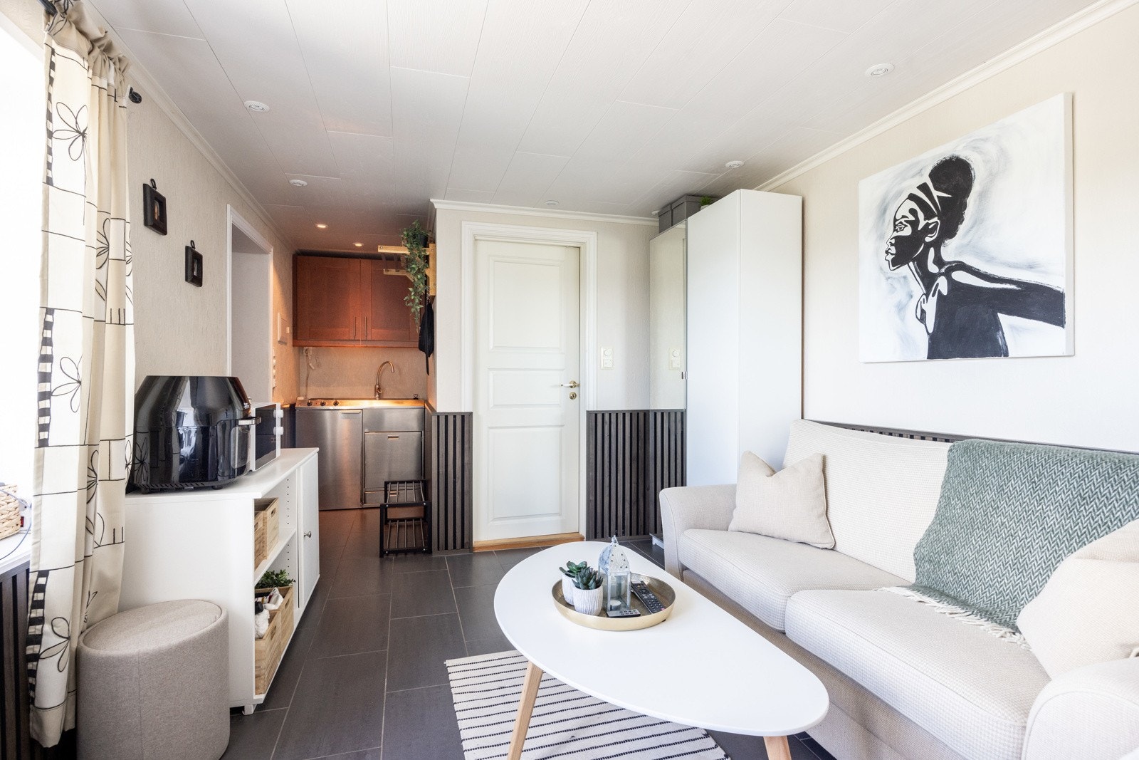 I planet under underetasjen er det innredet rom som ligger over garasjen med kjøkken og bad. Galleribilde