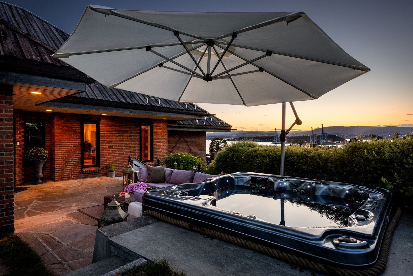 Eiendommen presenterer attraktive fasiliteter som jacuzzi, eget badehus, privat strandlinje, to frittstående garasjer og utleiemuligheter i hybel. Galleribilde