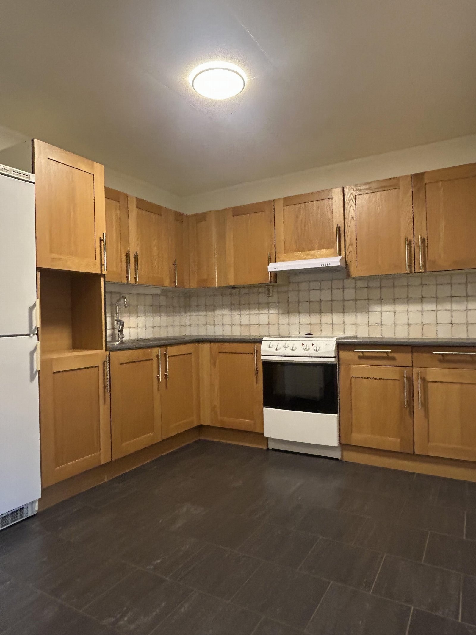 Hybelen er bestående av gang, stue, kjøkken, soverom og bad. Galleribilde