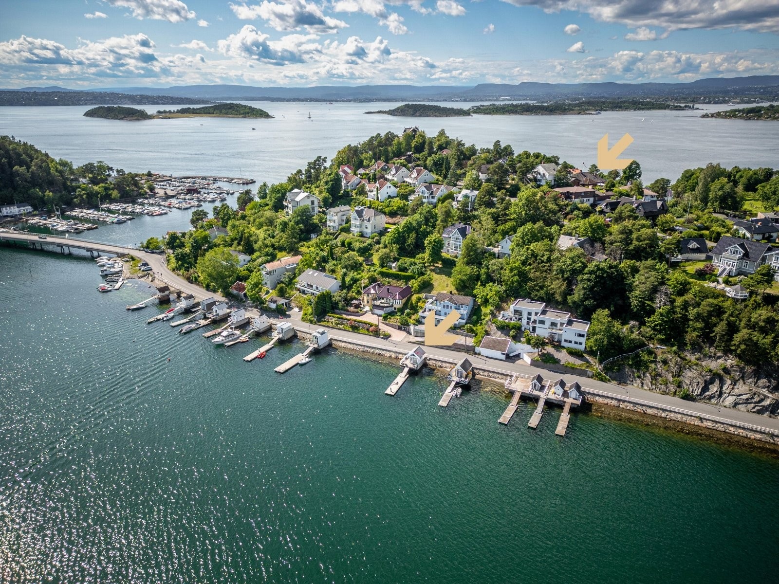 Med boligen medfølger et utsøkt badehus med 15 meter strandlinje. Galleribilde