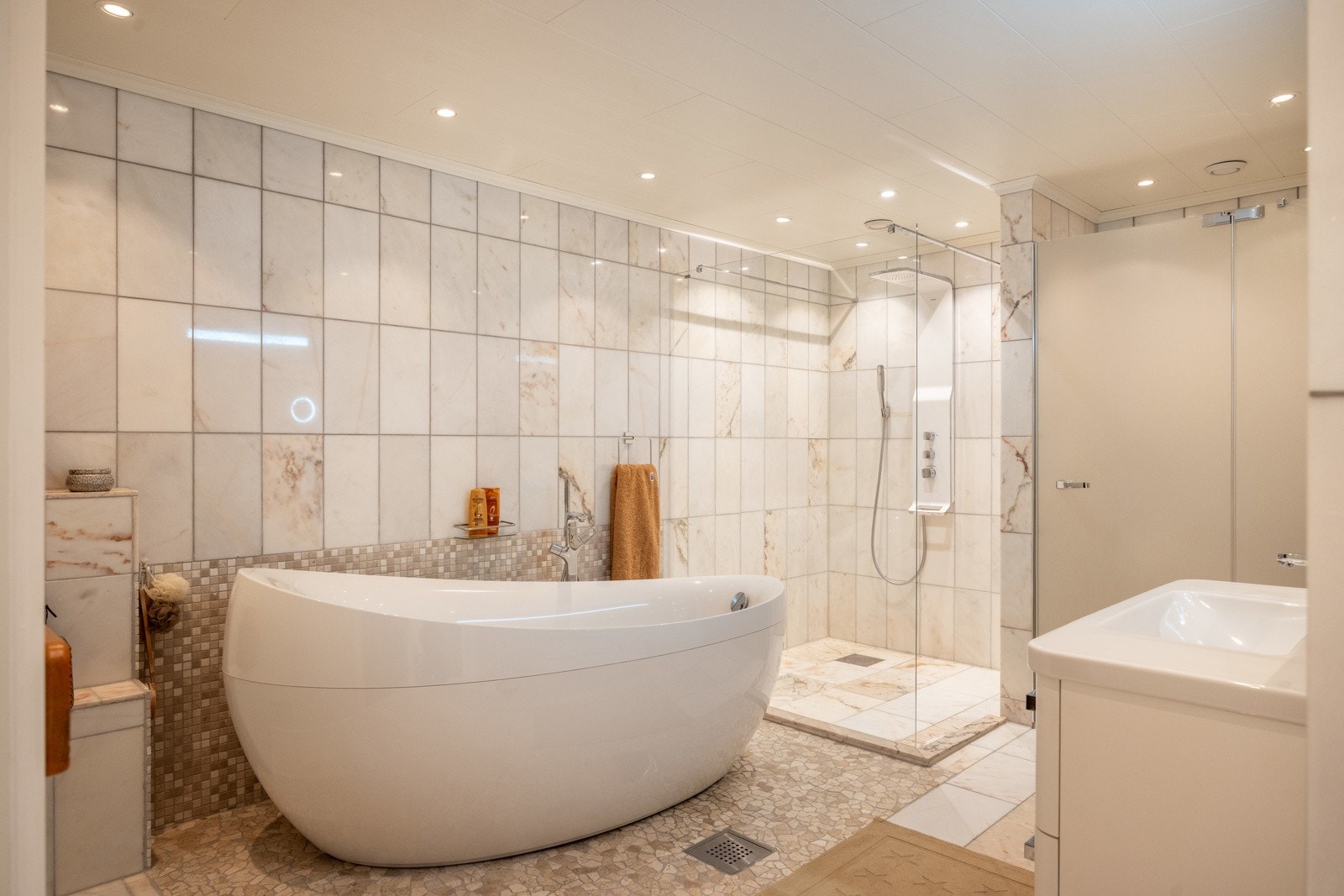 Boligen har en underetasje bestående av trapperom, gang, vaskerom, garderobe, bad, badstue, toalettrom i hoveddelen. Galleribilde