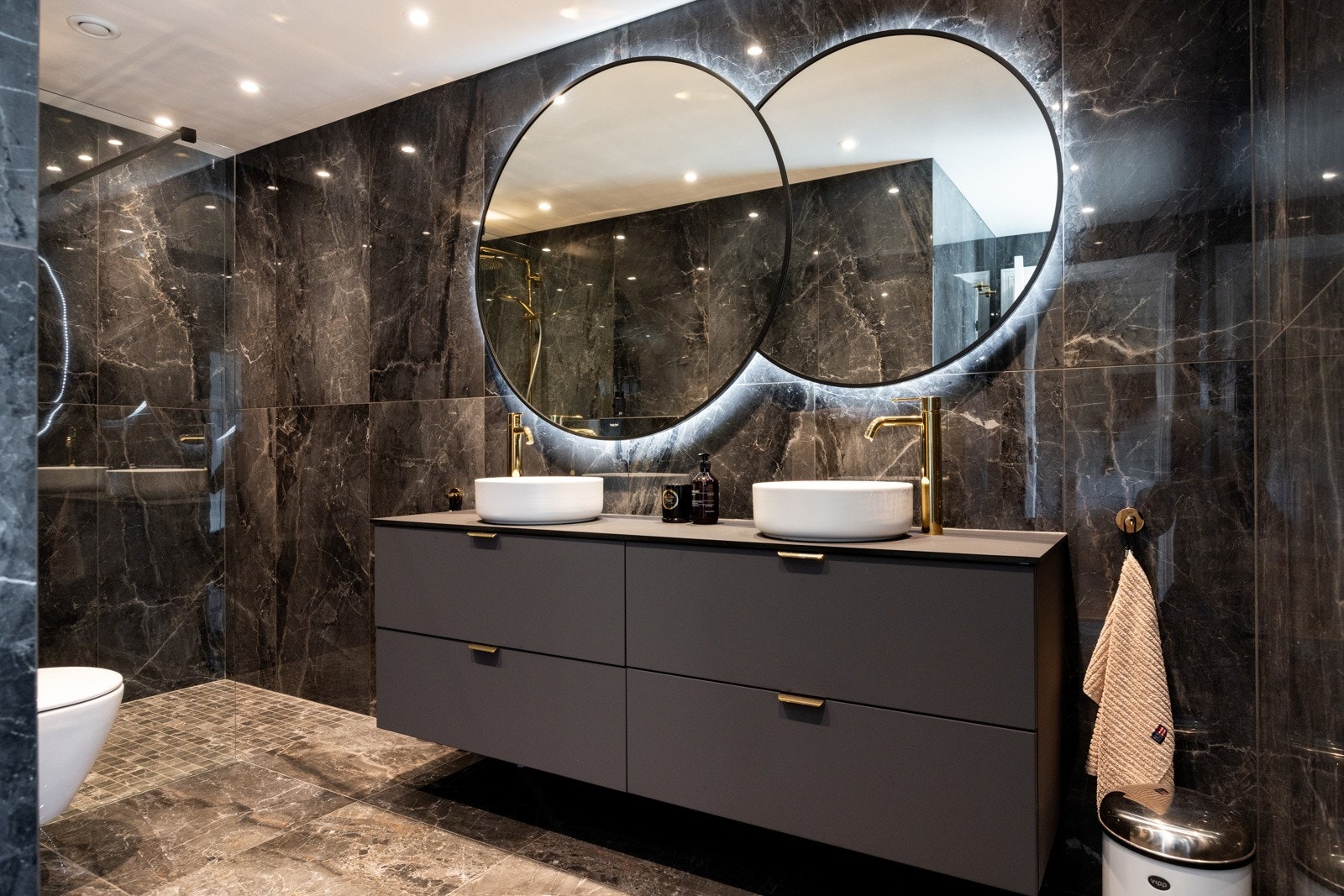 Fra hovedsoverommet er det tilknytning til et privat bad i en moderne ensuite-løsning. Galleribilde