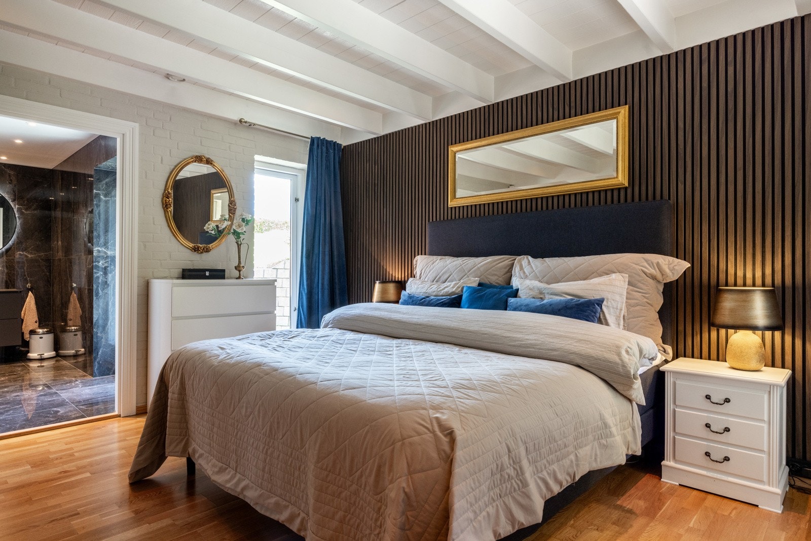 Videre i 1.etasjen finner man hovedsoverommet.- Rommet er innredet med plassbygde skyvedørsgarderober. Galleribilde