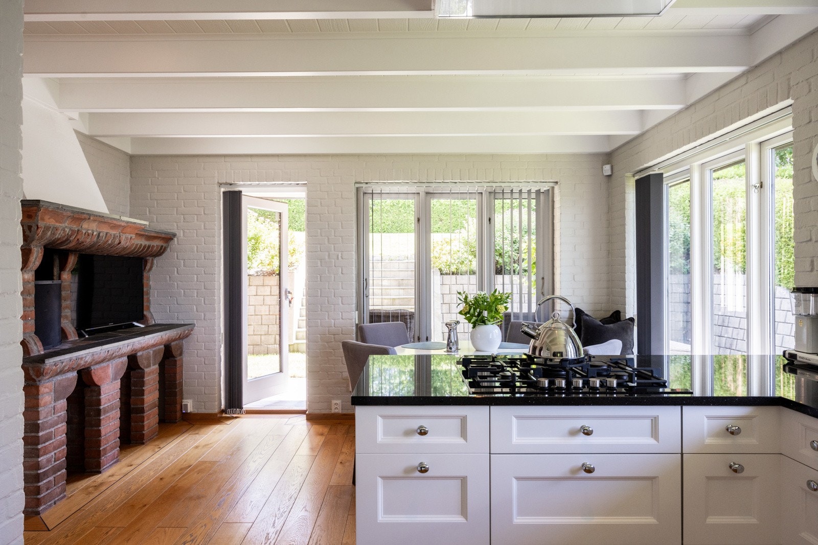 Kjøkkenet er utstyrt med integrerte hvitevarer som kjøl/fryseskap, oppvaskmaskin, gass platetopp og stekeovn. Ventilasjonen ivaretas av en fritthengende kjøkkenventilator i stål med avtrekk ført til yttertak. Galleribilde