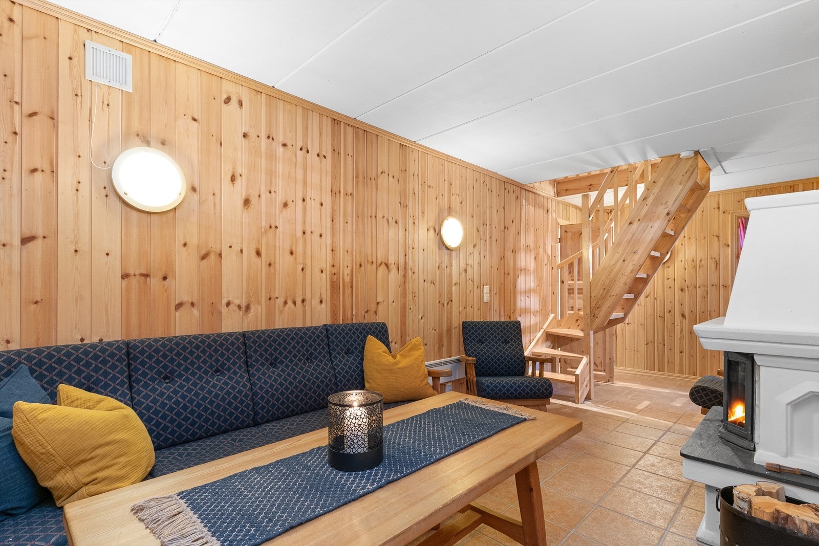 Videre går trappa ned til en innredet ''disp'' rom, i dag tatt i bruk som en kjellerstue. Galleribilde