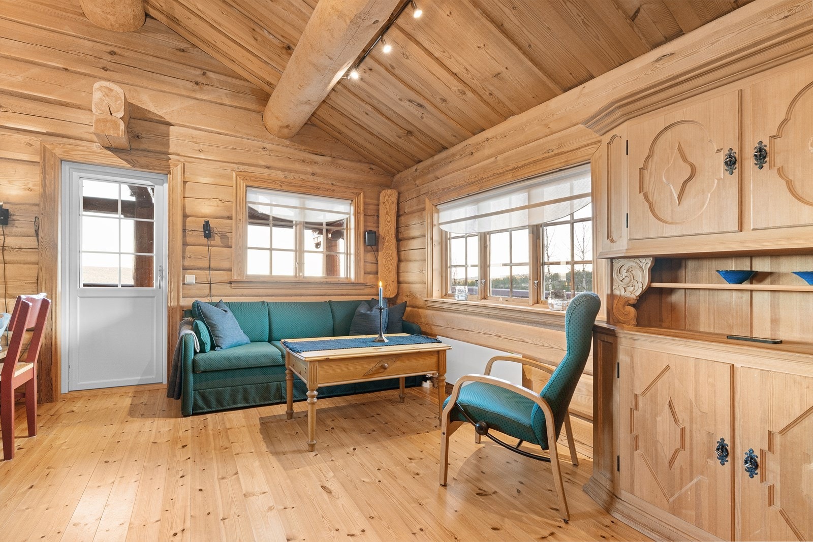 Her er det plass til en lun sofagruppe, med utsiktsvinduer på flere kanter. Galleribilde