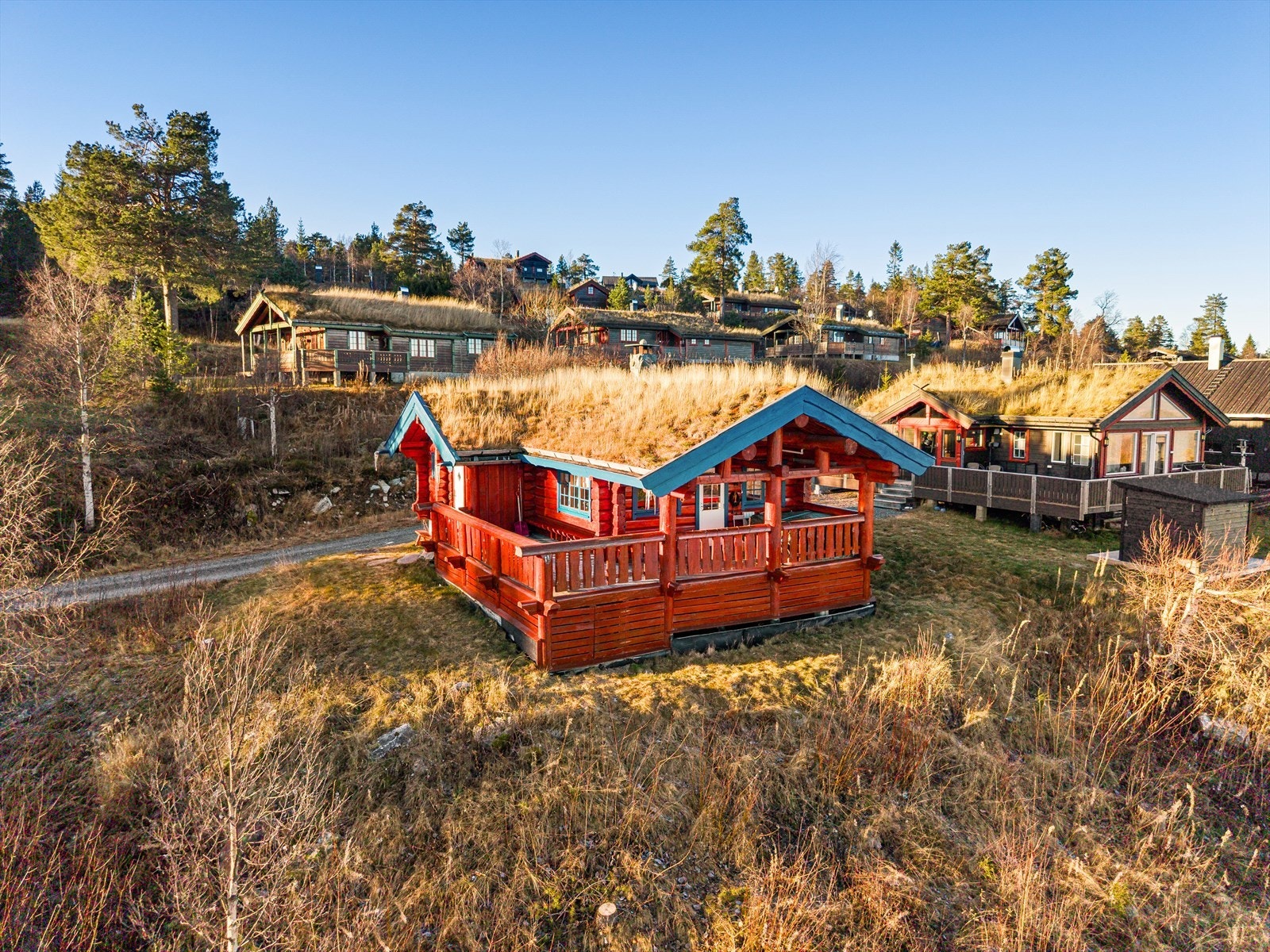 Hytta har enkel helårs adkomst, med parkeringsplass like på siden av eiendommen. Eiendommen ligger fritt og luftig til i skrånende terreng, og har flott utsikt foran seg! Galleribilde