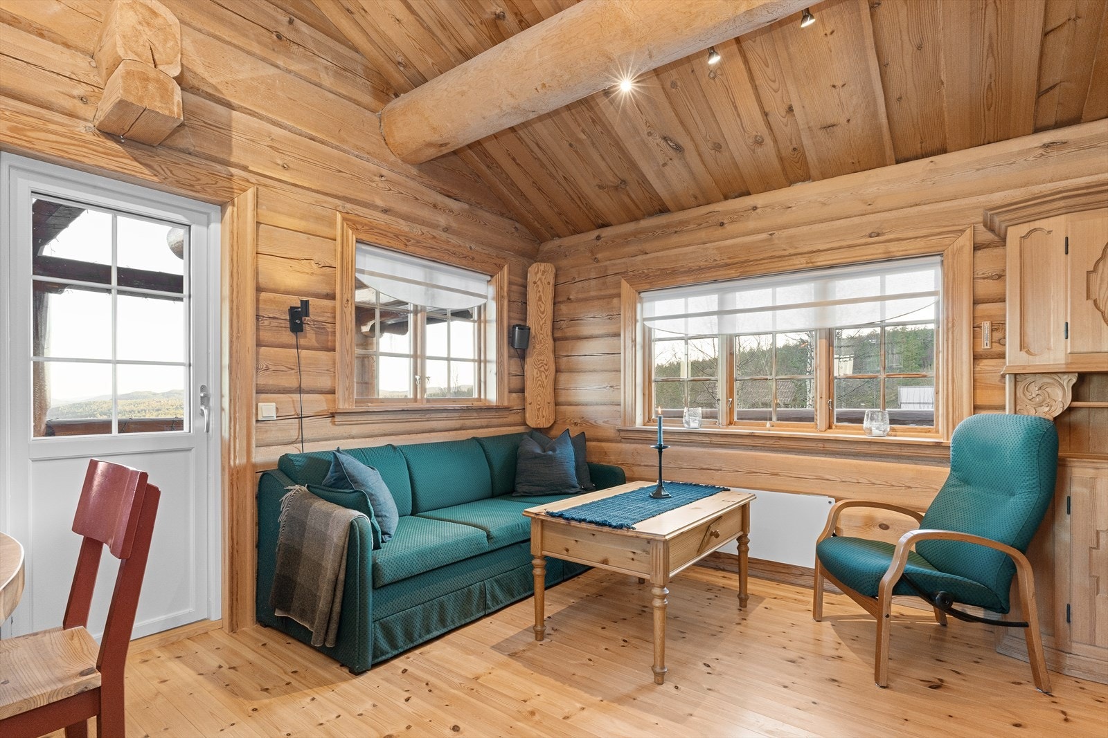 Fra stuen er det også direkte utgang til den takoverbygde terrassen, hvor også jacuzzien står plassert. Galleribilde