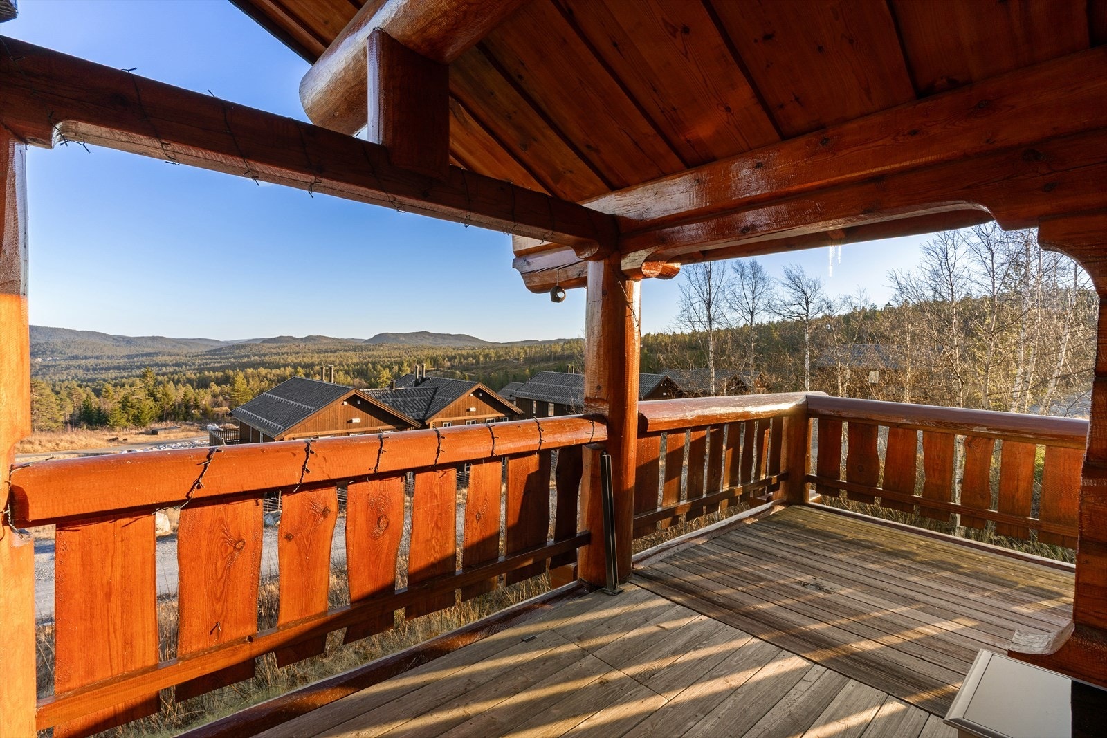 Terrasser på flere sider, gir god boltreplass for store og små. I front av hytta er det et solid takoverbygg som gir le for vær og vind over både terrasse og jacuzzi. Galleribilde