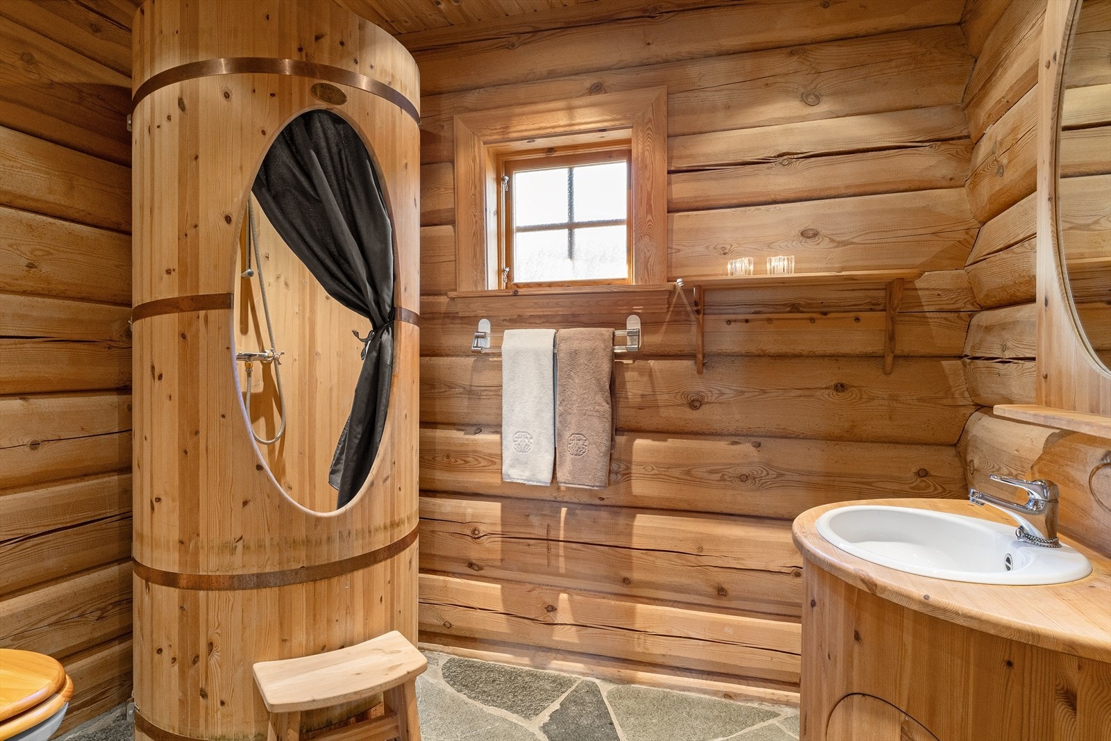 Hytta har et spesielbygget dusjkabinett av trevirke, i en gjennomført og særpreget stil, lik resten av innredningen i hytta. Galleribilde