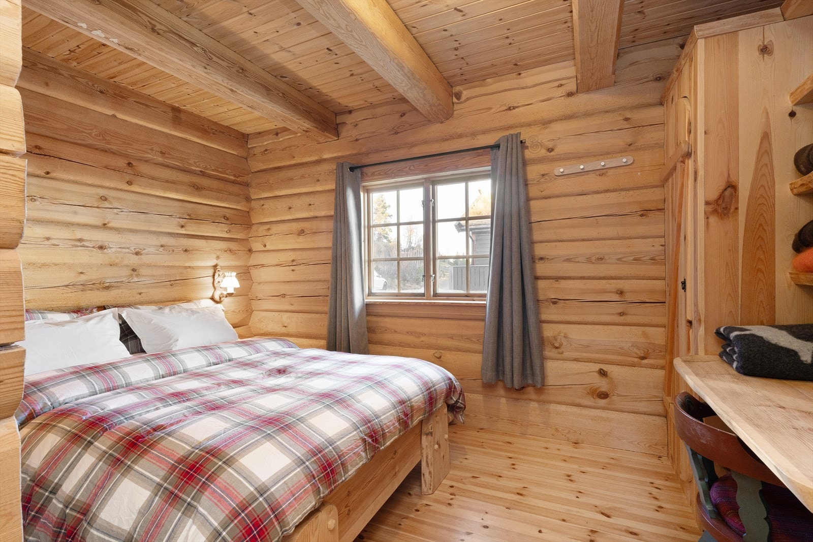 Hovedsoverommet er av god størrelse, og byr på en solid og plassbygd dobbeltseng. Galleribilde