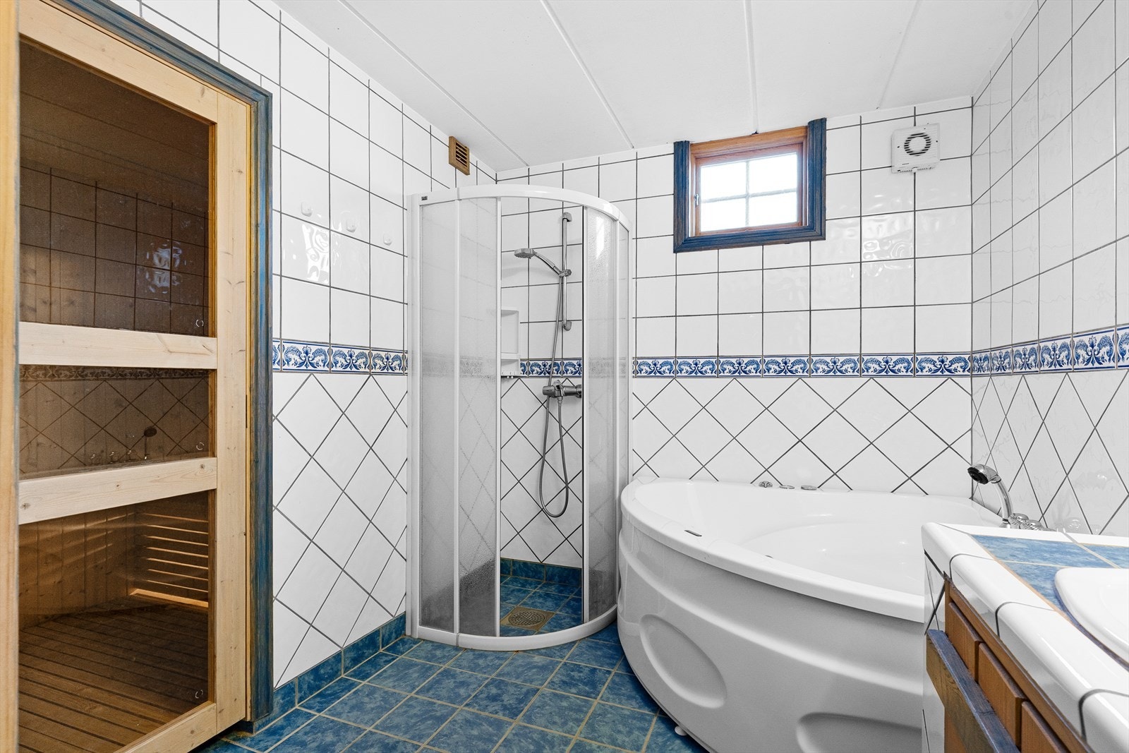 Badet har elektriske varmekabler og dusjvegger/hjørne, og inn fra badet har man en egen badstue. Galleribilde