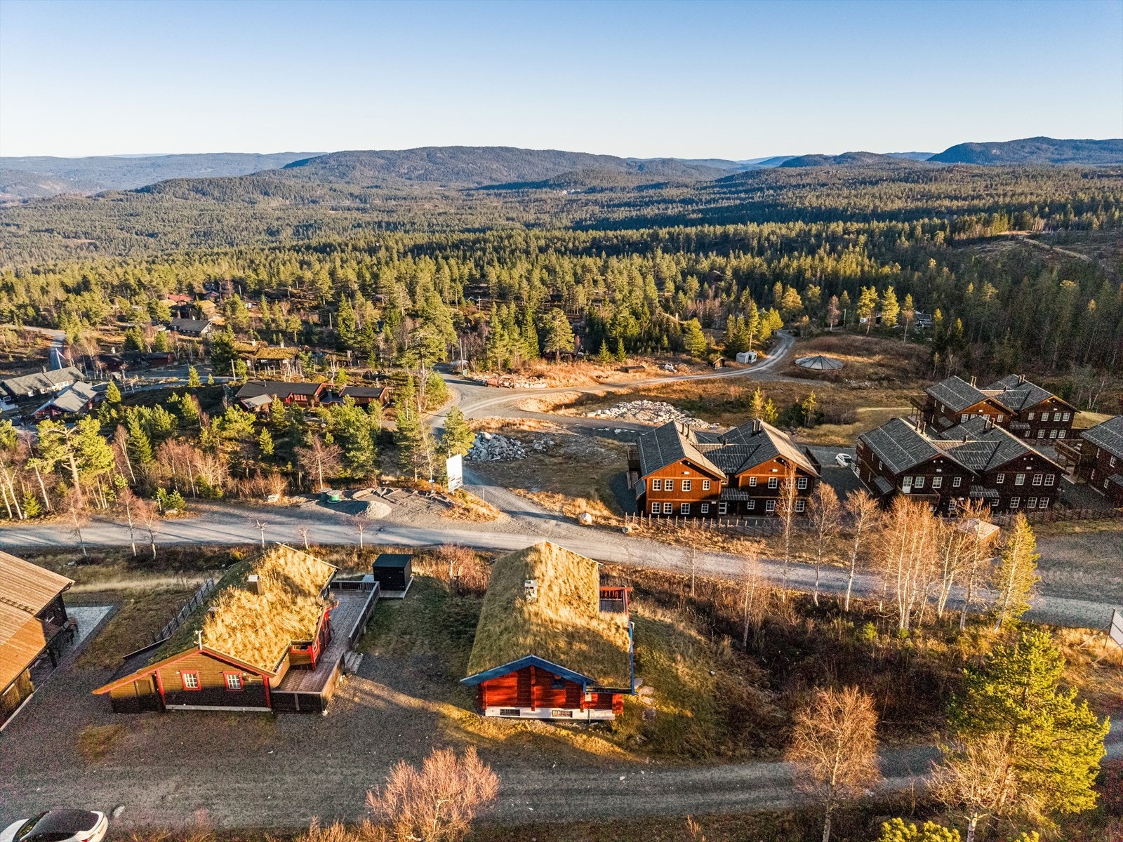 Hytta har en meget attraktiv beliggenhet, bare 100 meter på bortsiden av populære Gvelven kro, med ulike sosiale og barnevennlige arrangementer, og med serveringstilbud gjennom hele året. Galleribilde