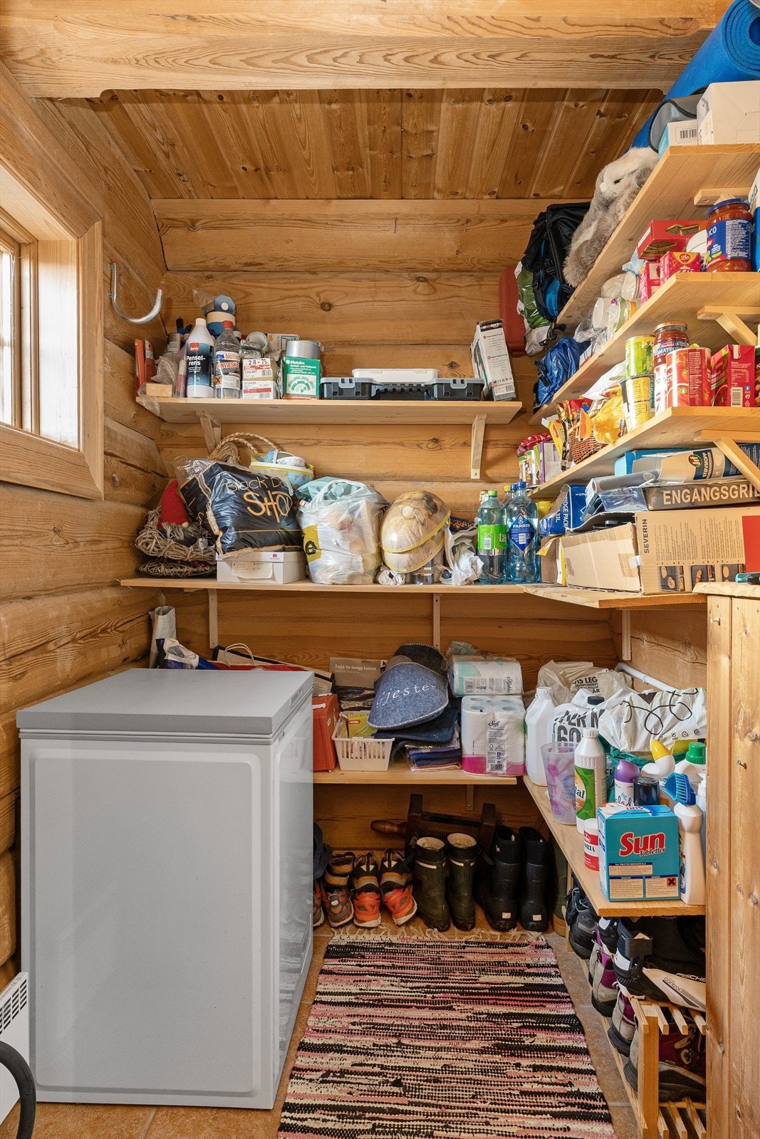 Bodrommet fra entrèen gir ekstra garderobemulighet, samt praktisk lagringsplass til matvarer og andre artikler. Et praktisk flerbruksrom til stort og smått. Galleribilde