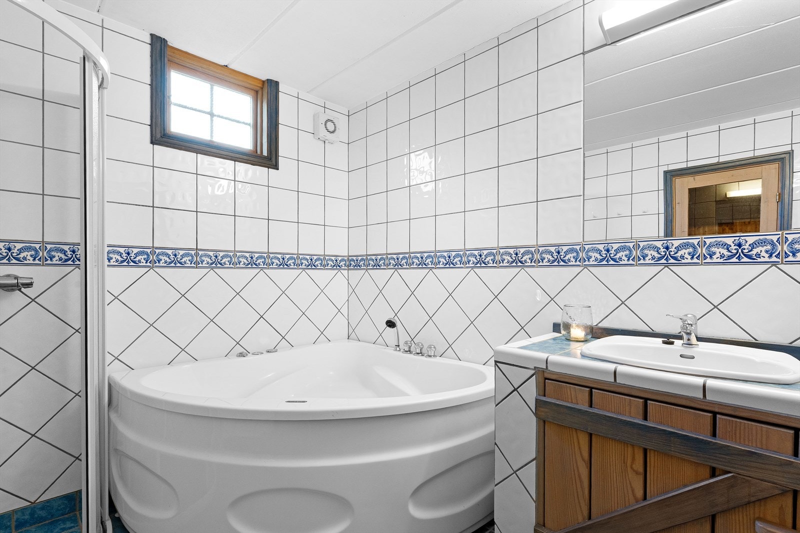 Kjelleren er også utstyrt med eget baderom som samstemmer med søknadstegninger til kommunen. Badet har fliser på gulv og vegger, og er utstyrt med både dusjhjørne og badekar. Galleribilde