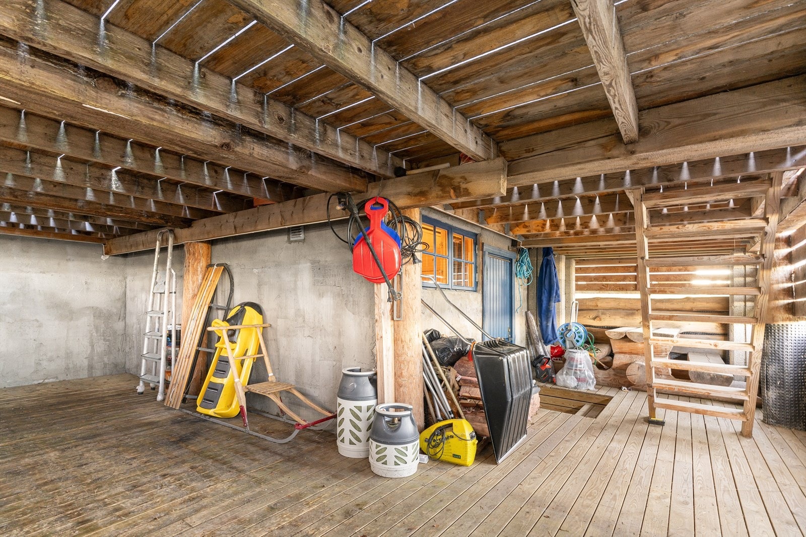 Ut fra den innredede kjellerstua, er det også utgang til et praktisk utvendig ''bodrom'', bygget under hele terrassen utenfor kjellerplanet. Man har også trapp fra bodrommet opp gjennom terrassen. Galleribilde