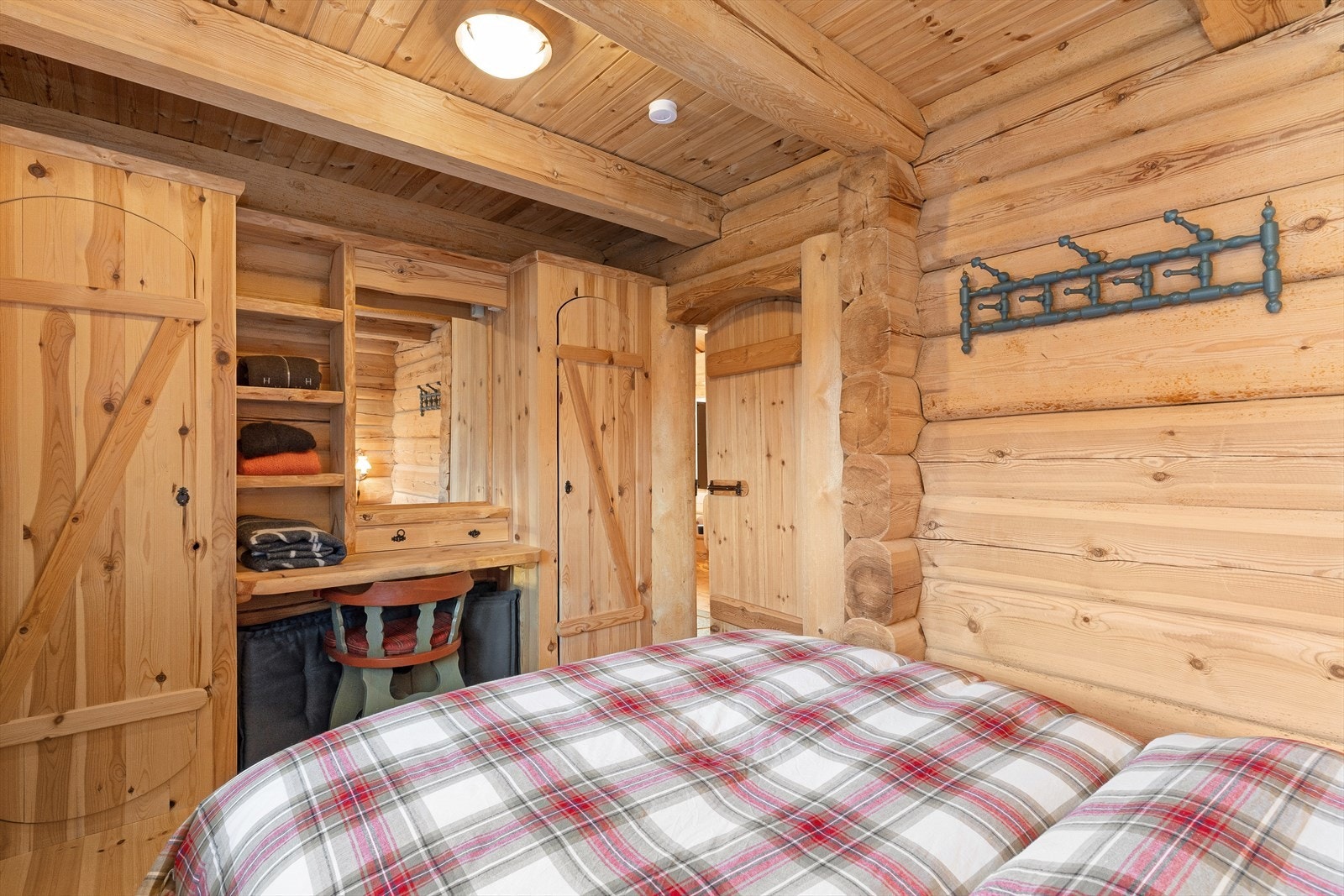 Det medfølger også plassbygd skapinnredning med skap på begge sider av et lunt og koselig skrivebord med hyller og egen speilnisje over. Galleribilde