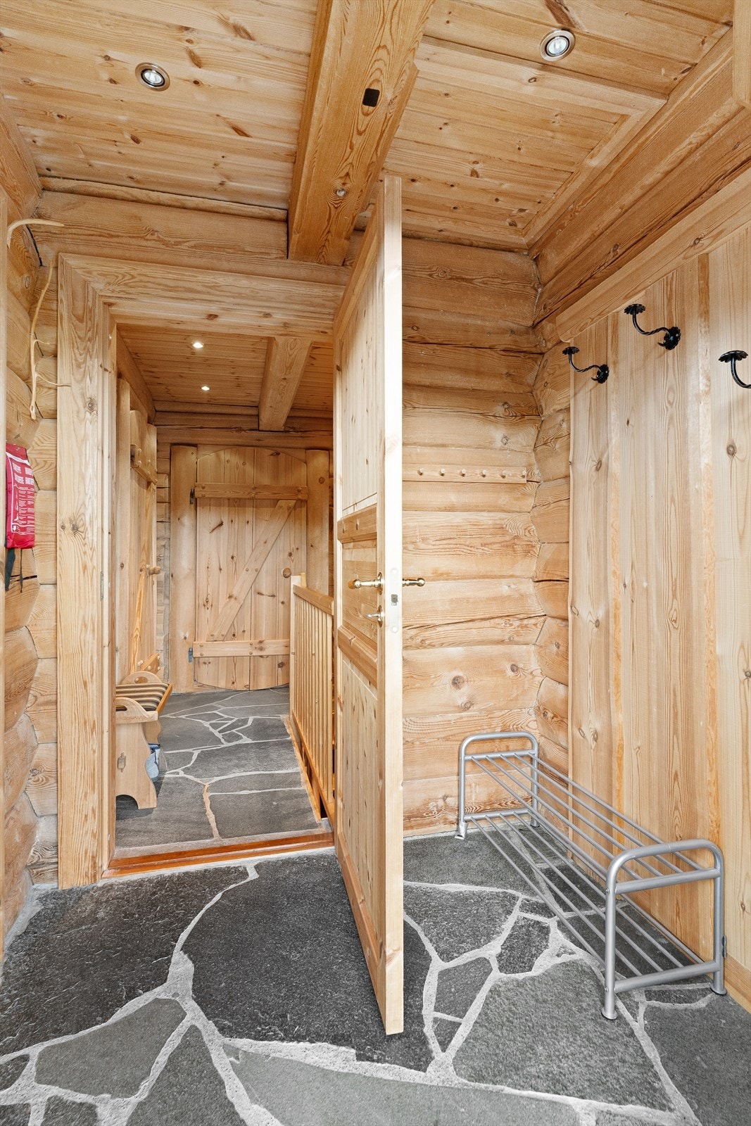Velkommen inn! Entrè og gang er skiferlagt og det er plass til å henge fra seg yttertøy og skotøy både i entrèen og i eget bod-/garderoberom til venstre når man kommer inn. Downlights montert i himling. Galleribilde