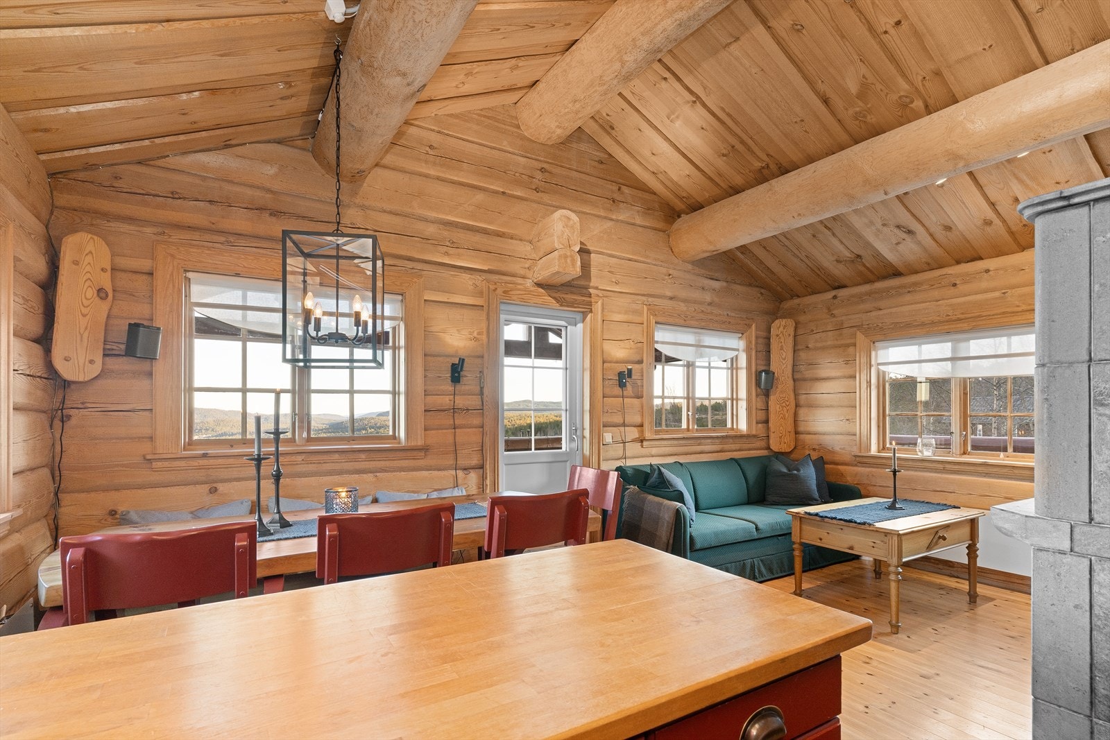 Den gode takhøyden i rommet gir en lun og god romfølelse, med mønt himling og store takåser som går gjennom rommet. Galleribilde