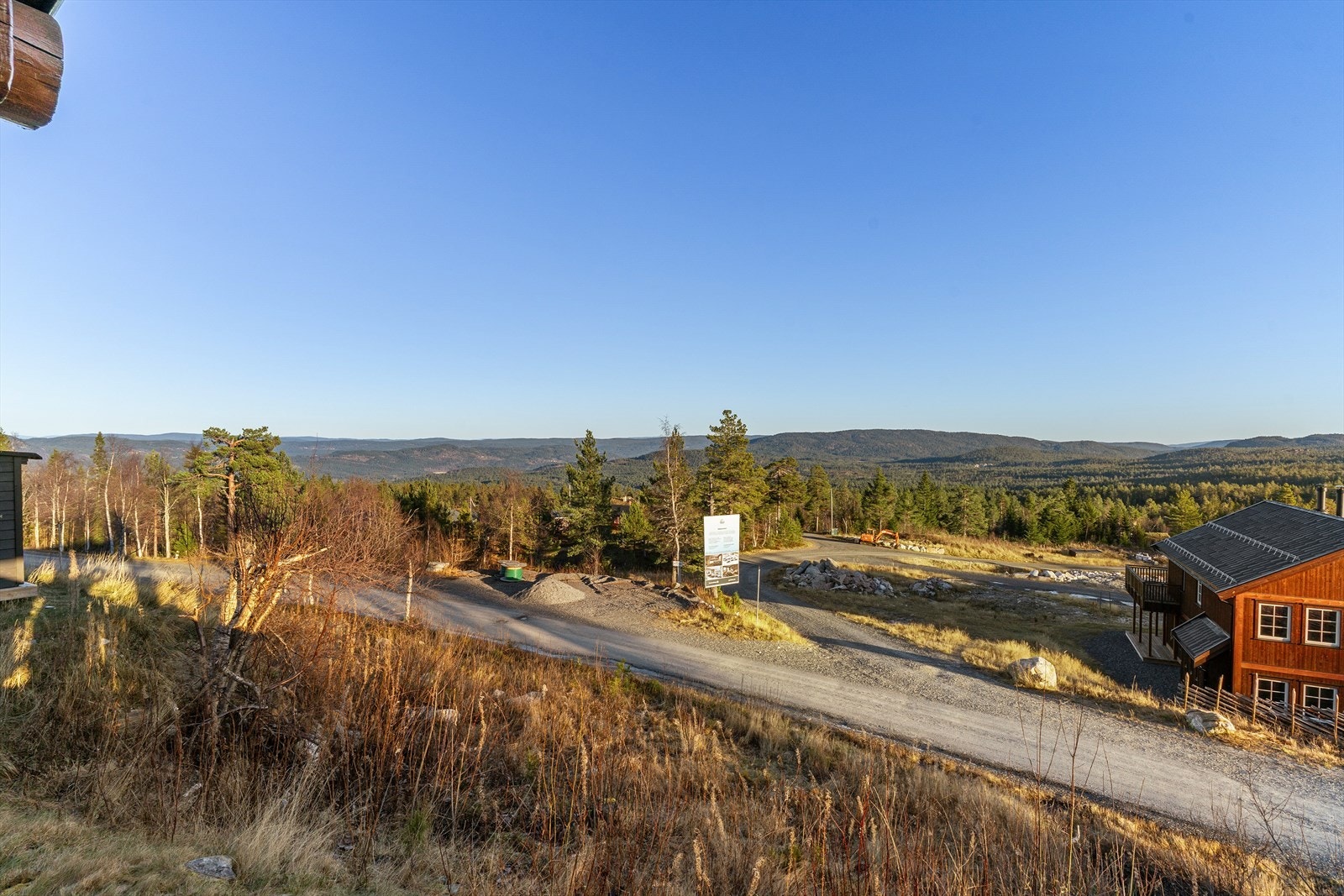 Utsikten fra hovedterrassen i front, usjenert og luftig. Galleribilde