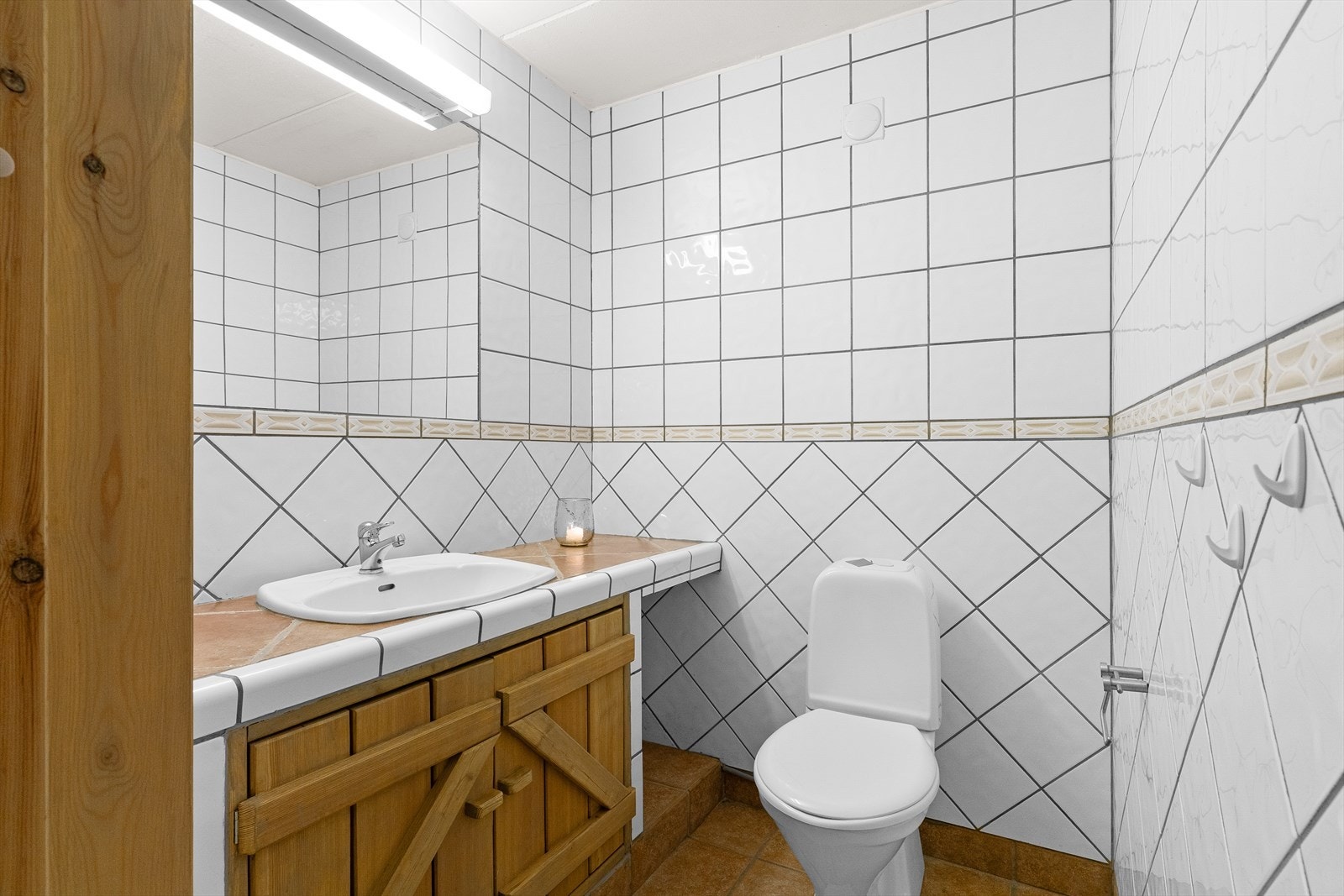 Det er adskilt toalettrom i kjelleren, som gir god fleksibilitet med tanke på familier, dusjing og bruk av bad samtidig. (rommet er godkjent iht. byggetegninger) Galleribilde