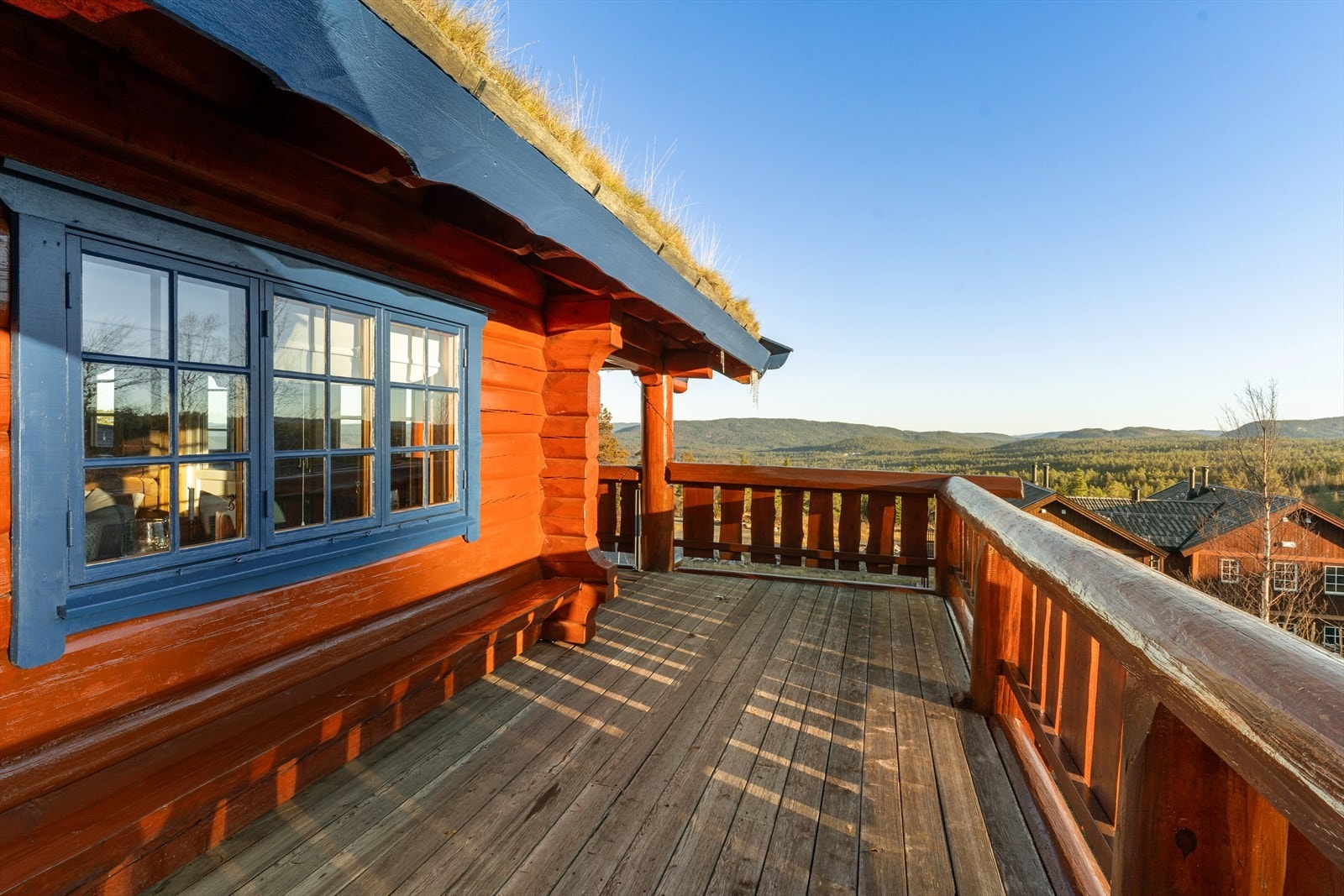 Hytta har en romslig terrasse med flott utsikt, og gode solforhold. Her avbildet den sydvendte delen av terrassen. Galleribilde