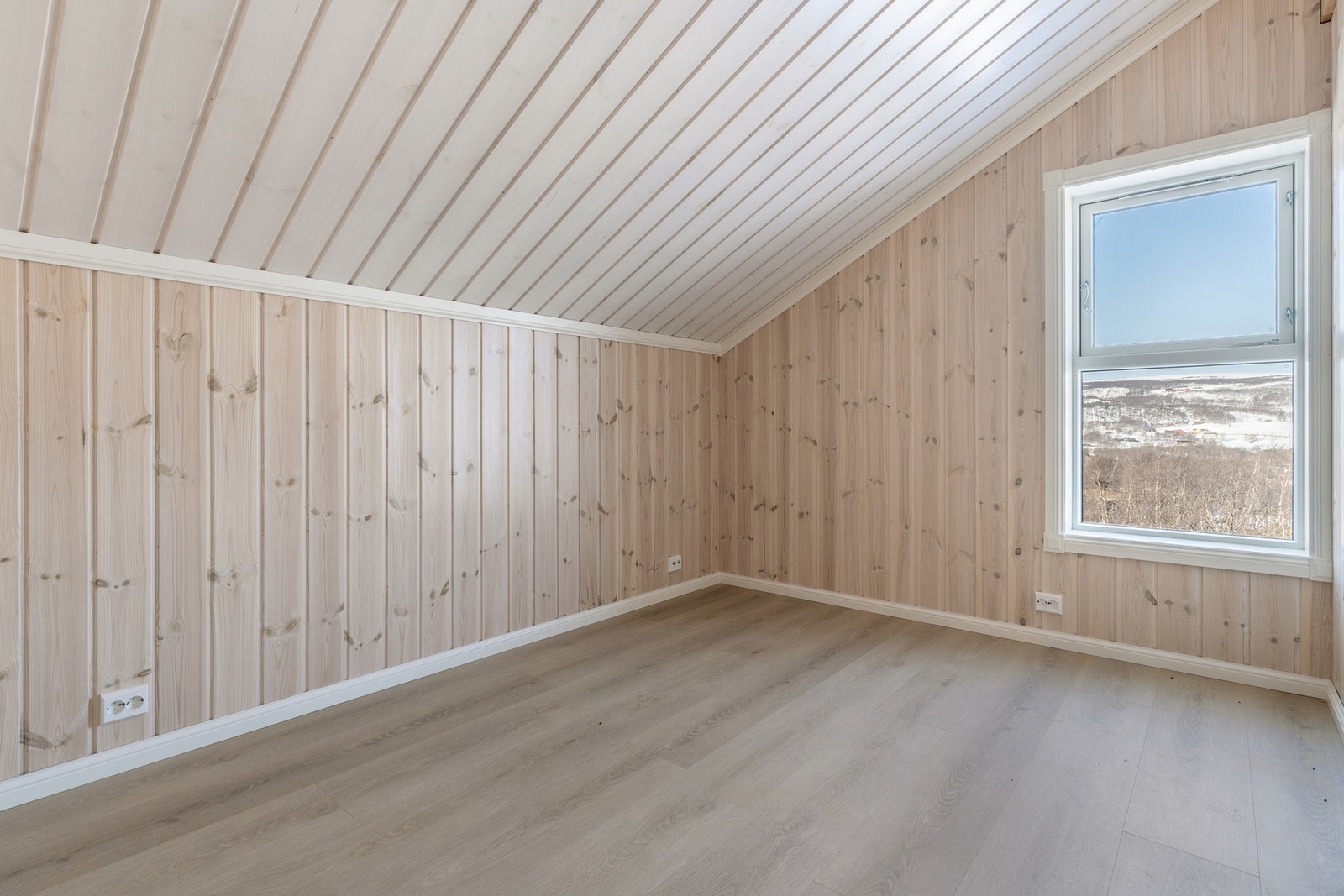 Det er laminat på gulv og panelplater på vegger. Galleribilde