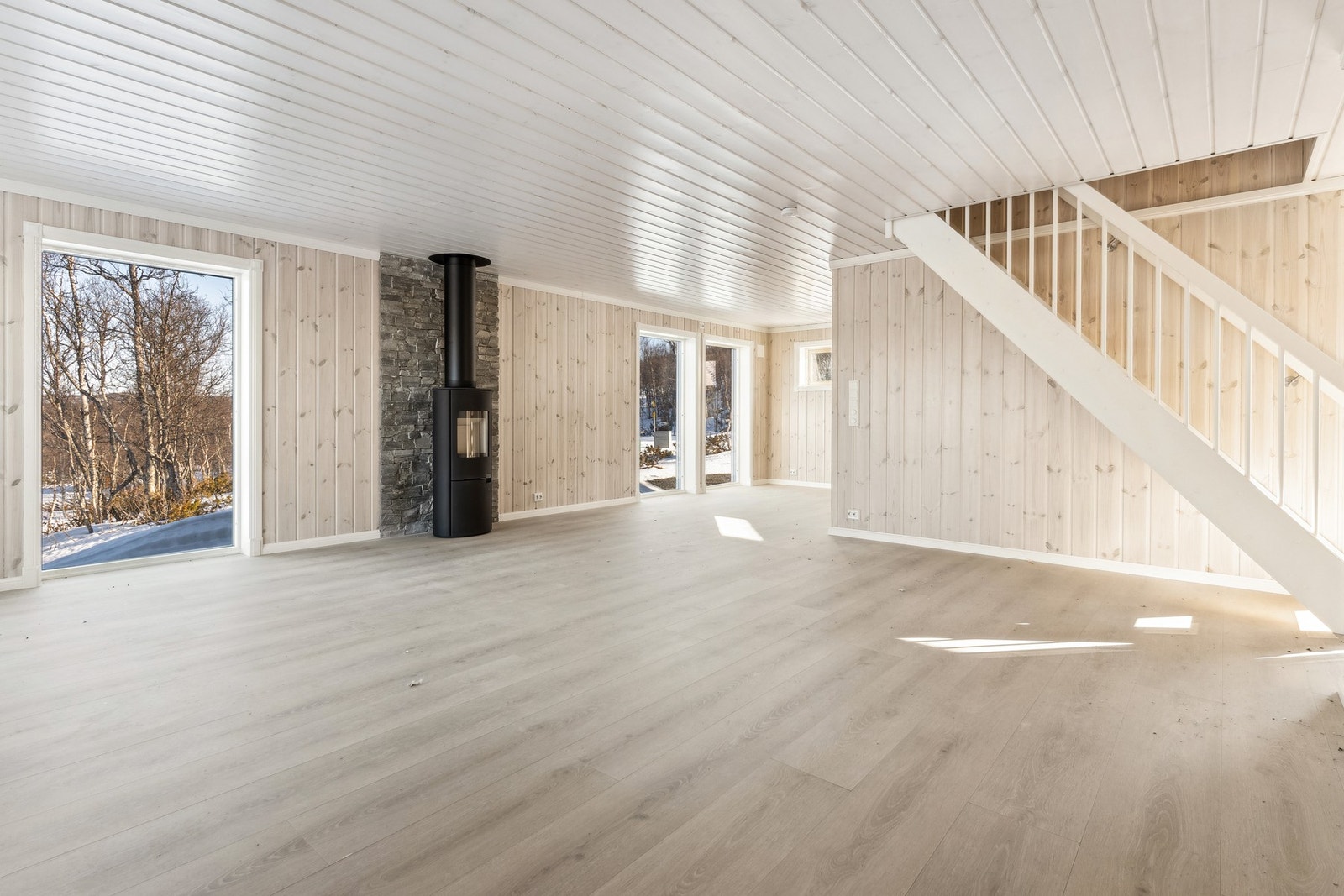 Rommet har store vindusoverflater som gir rikelig med naturlig lysinnslipp. Galleribilde