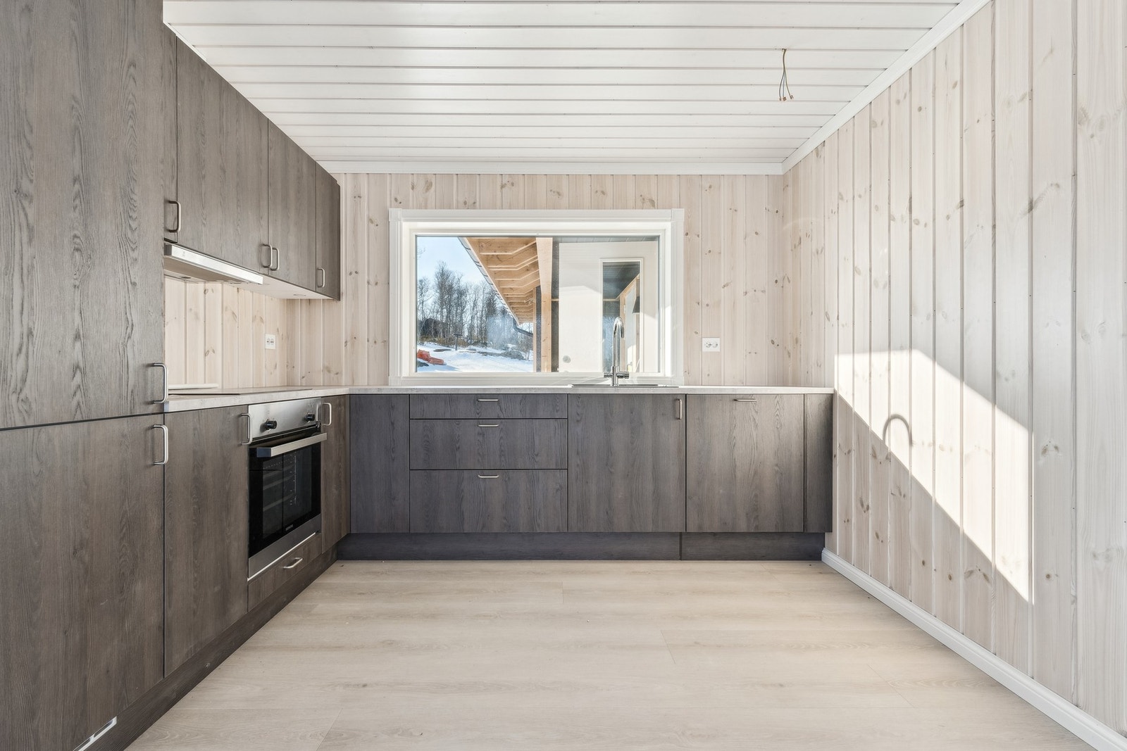 Stort og stilrent kjøkken i moderne utførelse. Galleribilde