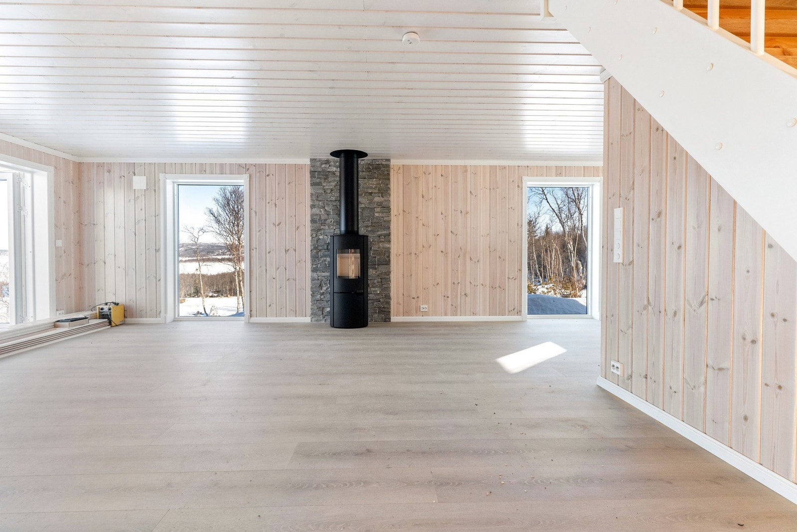 Hytten benytter peis og elektrisitet som oppvarmingskilder. Galleribilde