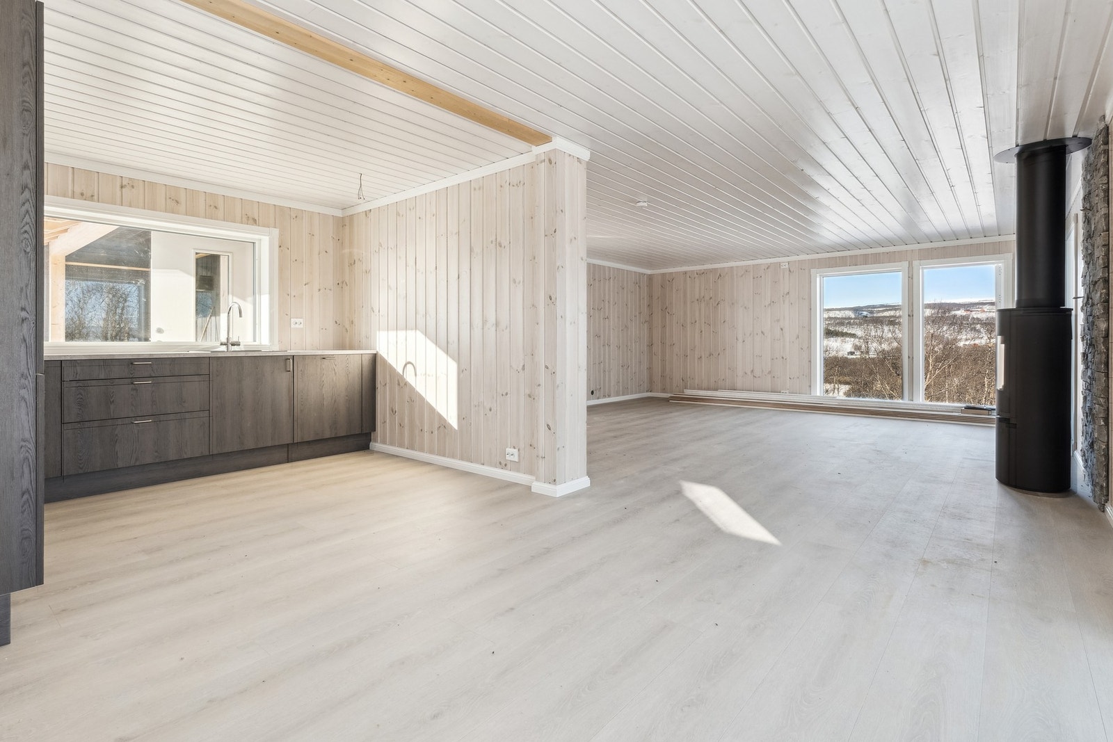 Etasjens planløsning gir en glatt og elegant overgang mellom kjøkken og stue. Galleribilde