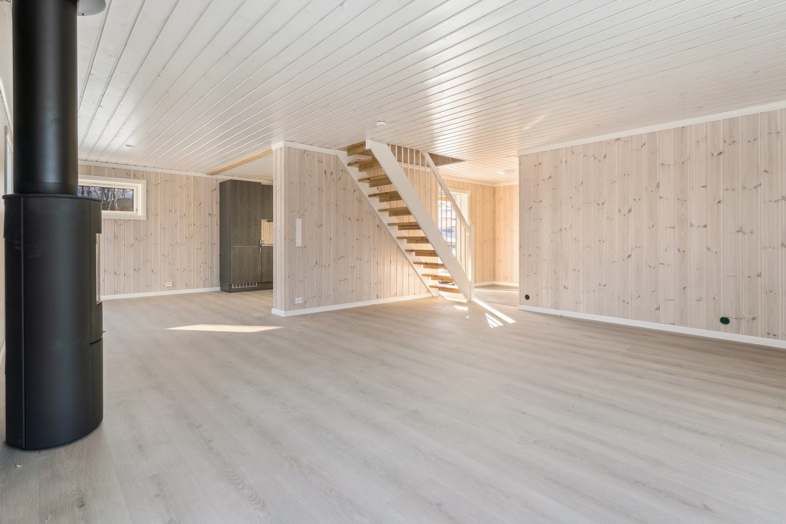 Velkommen inn til en innbydende og romslig stue. Galleribilde