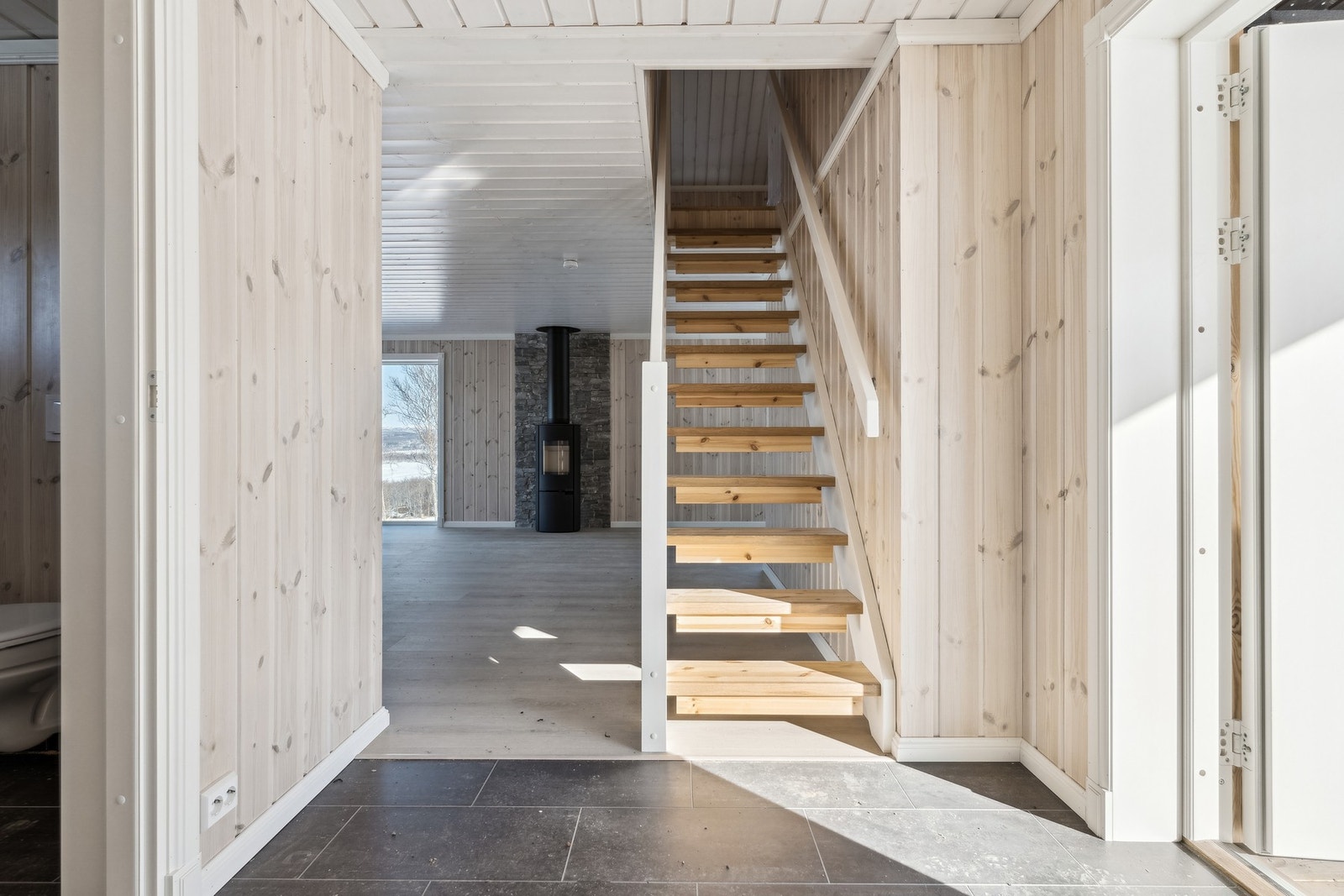 Hytten er ikke bebodd og har gjennomgående god standard og stilrene fargevalg. Galleribilde