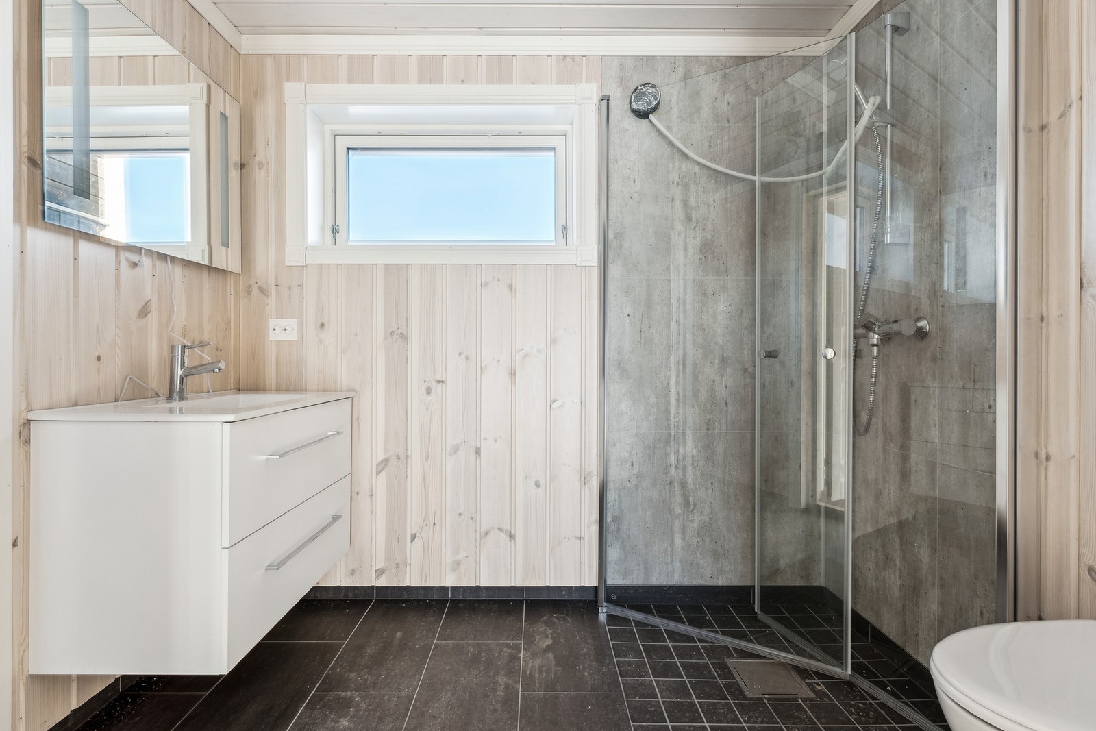 Bad i 1. etasje utstyrt med dusj, WC og baderomsinnredning med heldekkende servant. Galleribilde