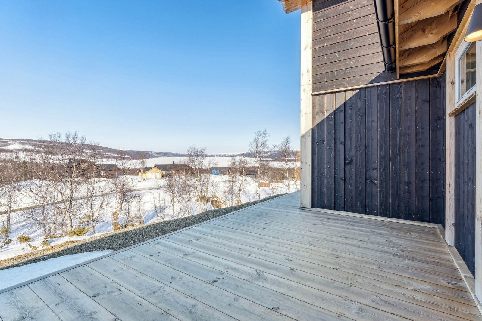 På fremsiden av hytten er det etablert en stor terrasse, hvor du kan nyte den flotte utsikten! Galleribilde