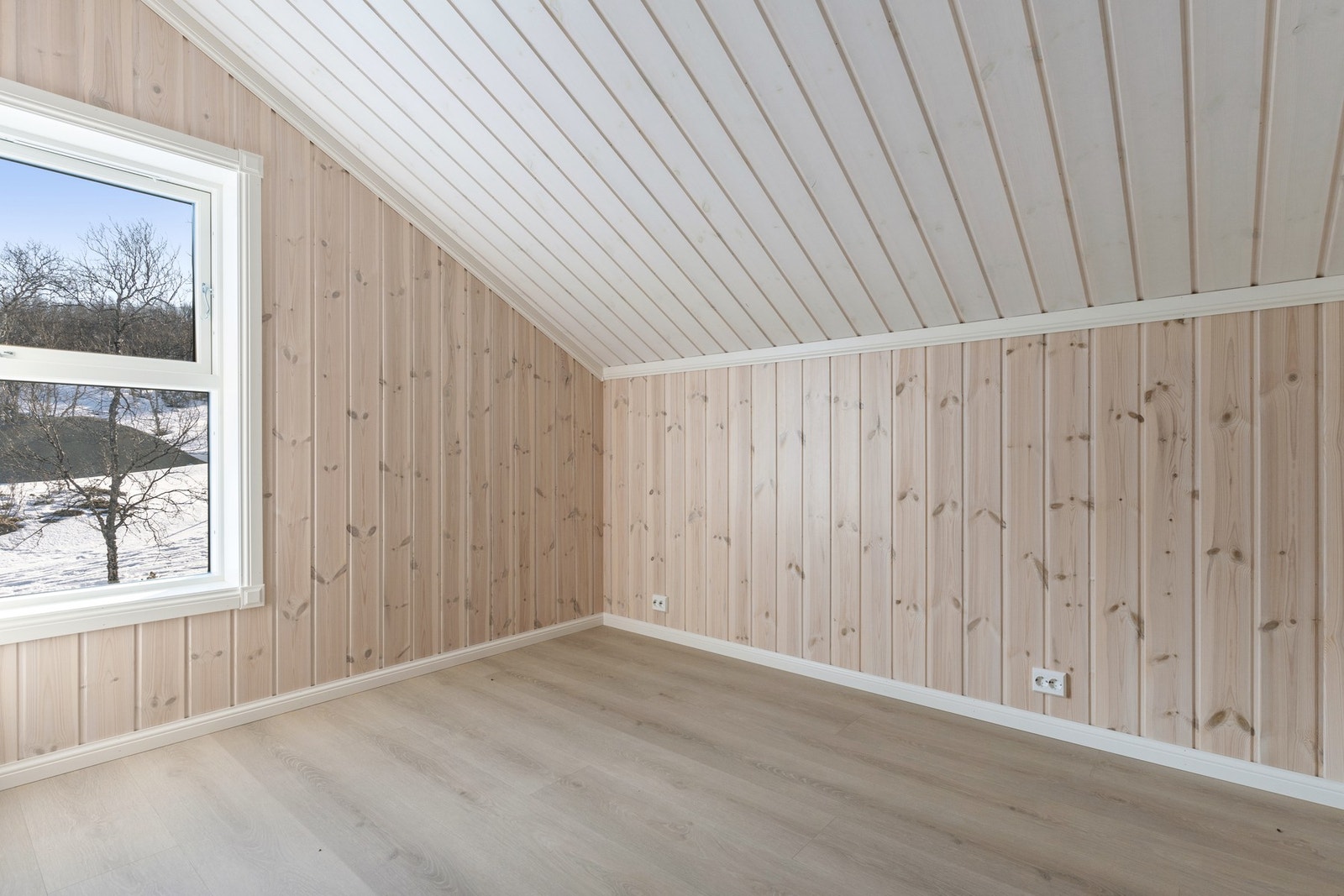 Alle soverommene har skråtak og store vinduer som byr på mye naturlig lys. Galleribilde