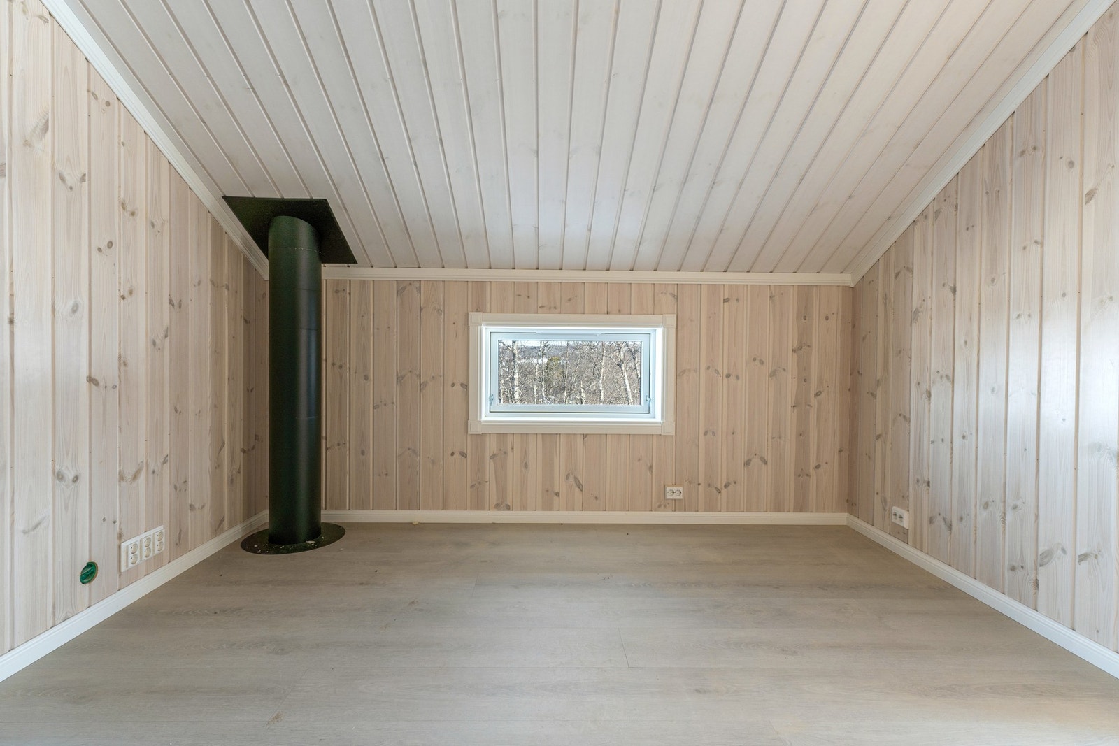 I 2. etasje har du et stort og fint oppholdsrom som kan benyttes som ekstra stue. Galleribilde