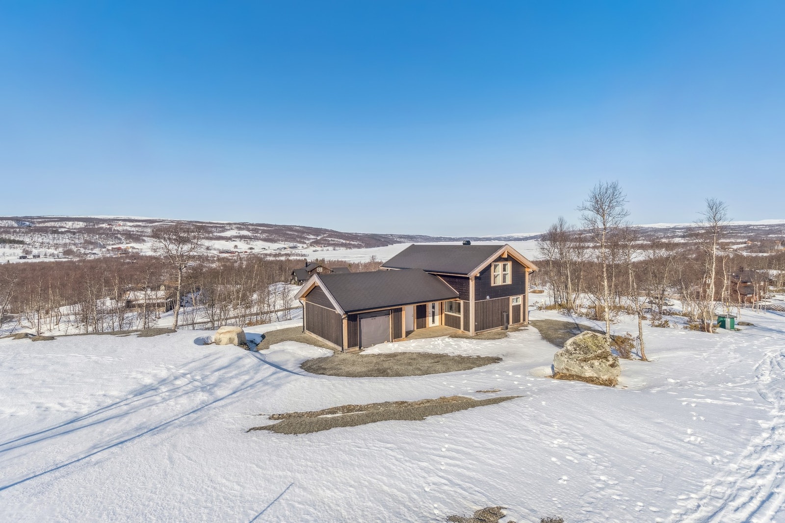 En svært flott fritidseiendom med lekker utsikt mot Stuggusjøen og naturlandskapet. Galleribilde