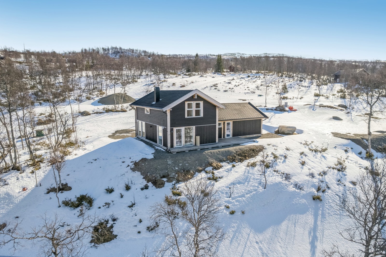 Hytten ligger pent plassert på en høyde, noe som gir god oversikt over omgivelsene. Galleribilde