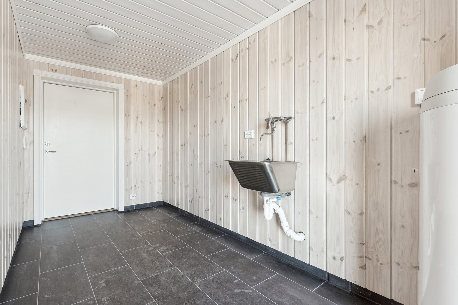 Hytten har et romslig vaskerom med opplegg for vaskemaskin og utslagsvask. Galleribilde