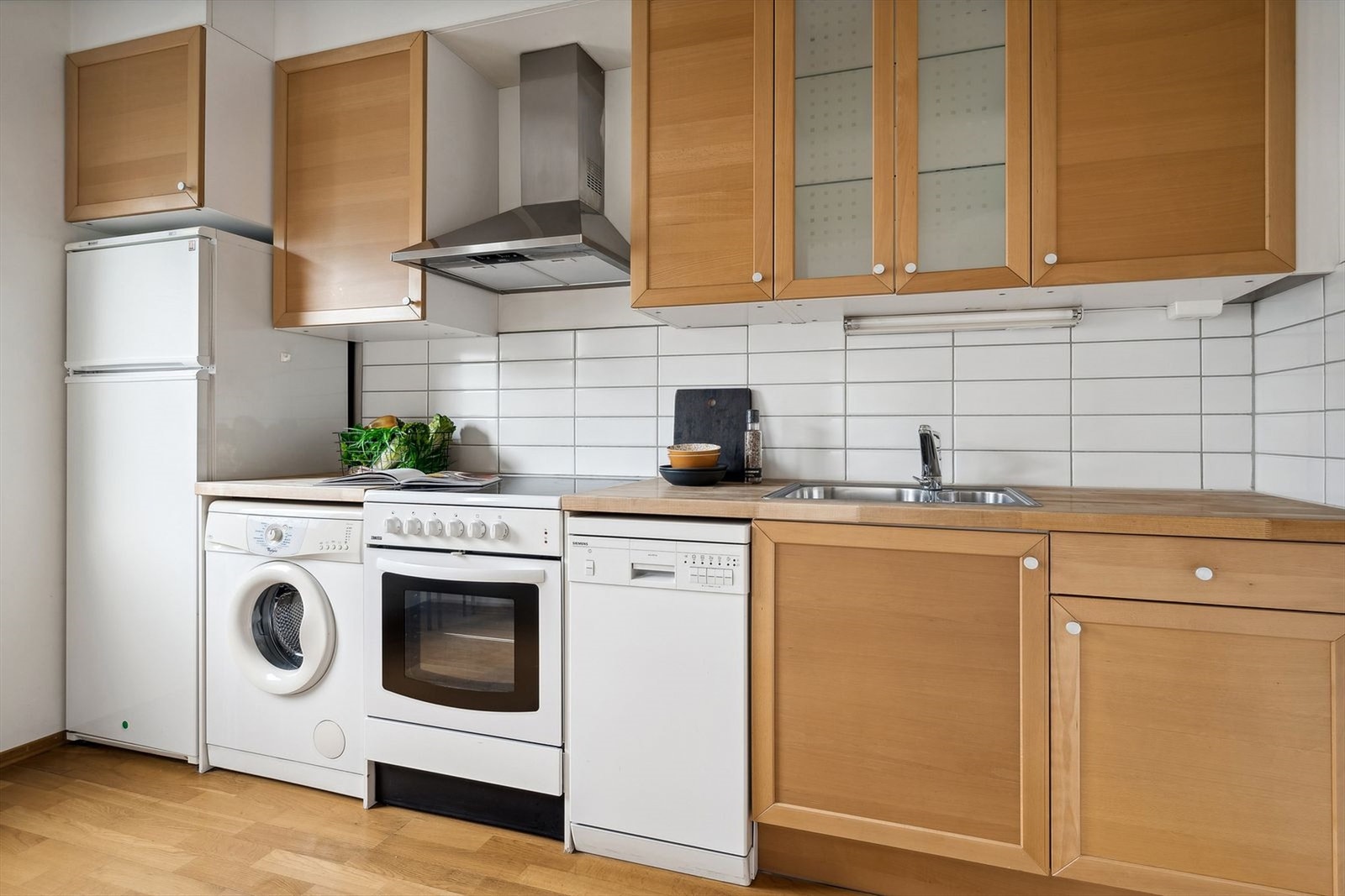 Separat kjøkken med plass til liten spisegruppe Galleribilde