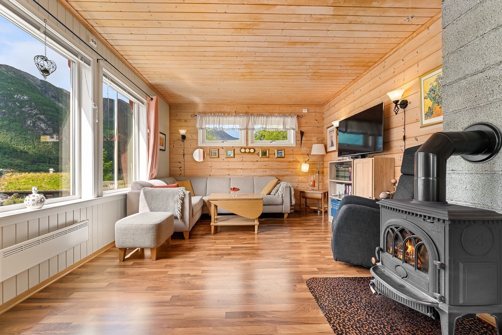 Koseleg sofakrok med vedomn for kos og hyggje. Galleribilde