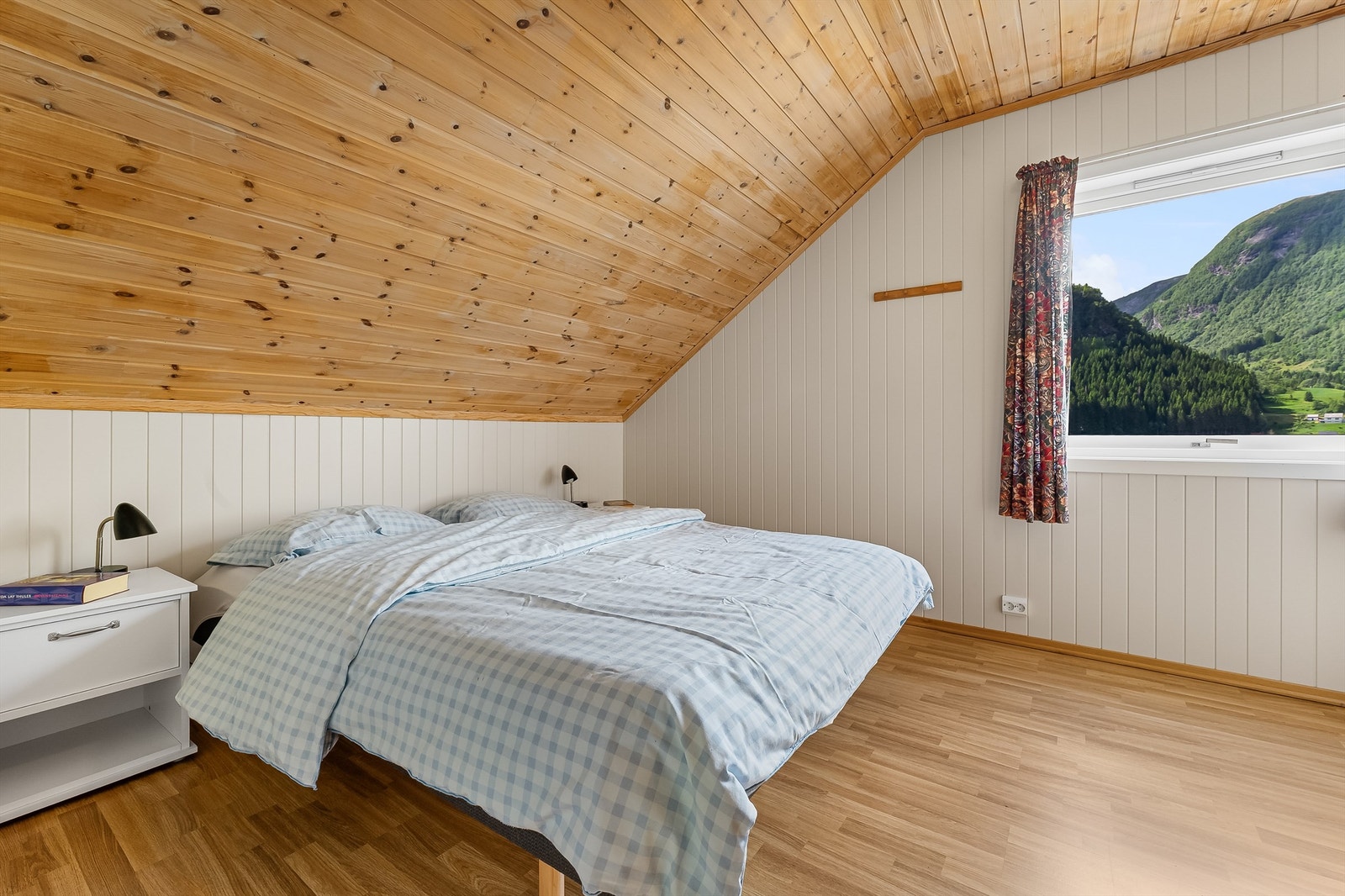 I 2. etg er det heile fem soverom. Galleribilde