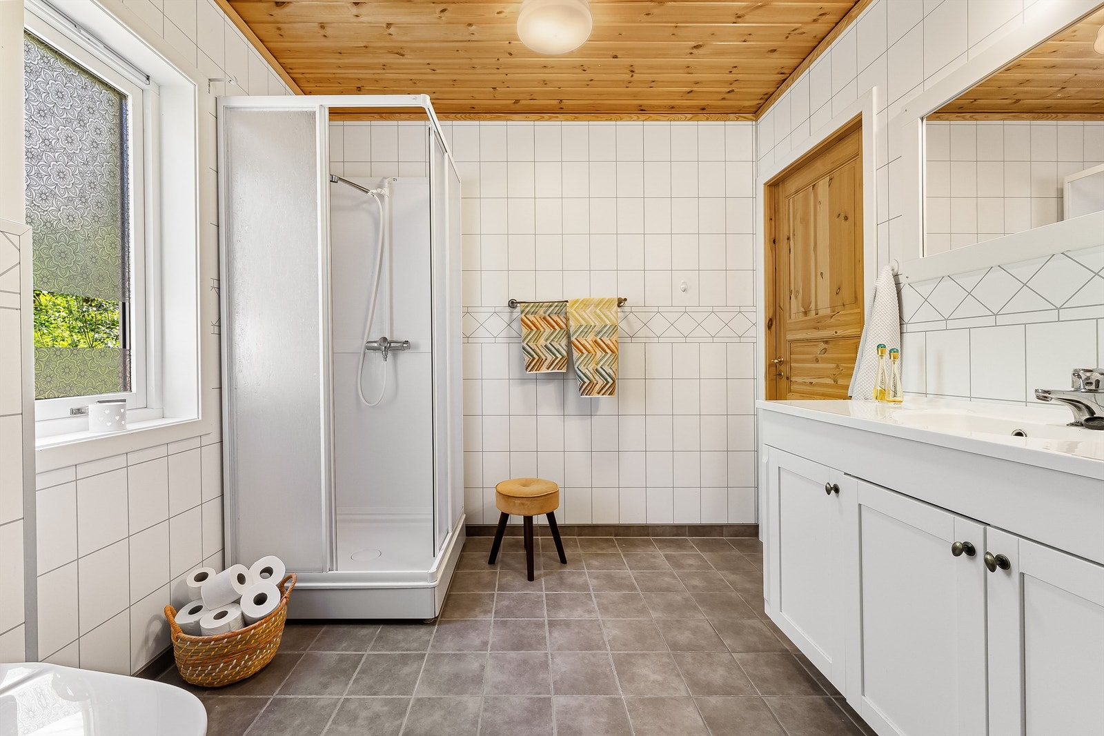 Badet i 2. etg har både dusj og badekar - kvardagsluksus! Galleribilde