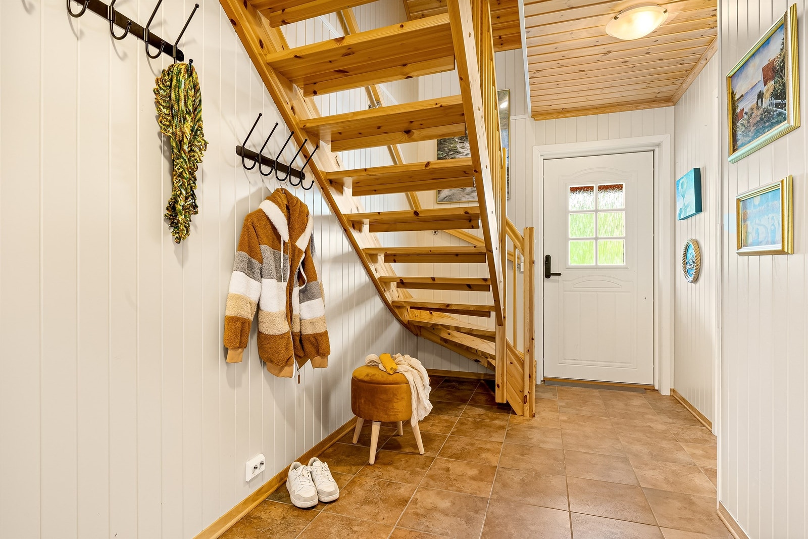 Entre med trapp opp til andre etg og god plass til jakker og sko Galleribilde