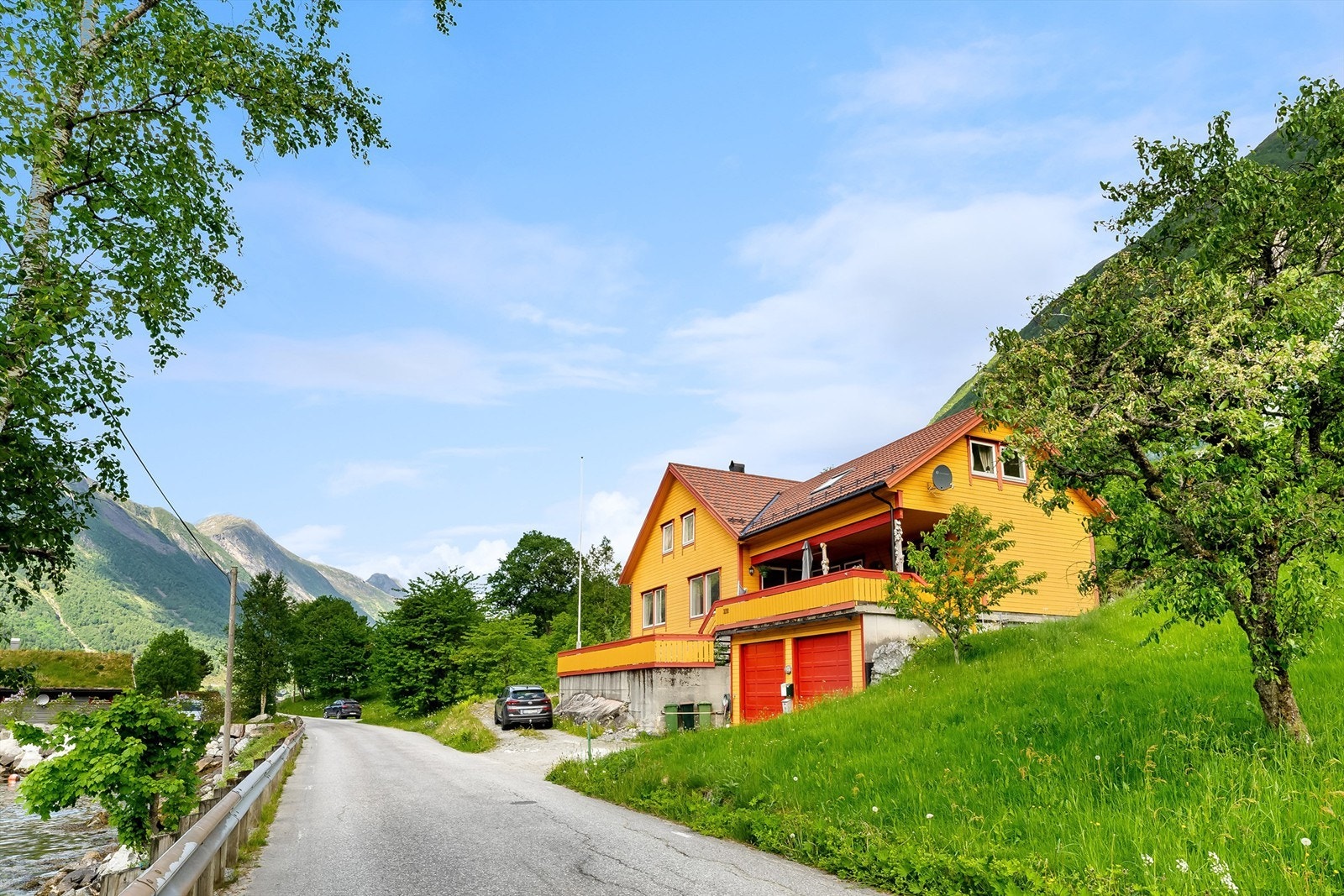 Bustaden er oppført i 2009, og går over to etasjer i tillegg til integrert garasje i underetasjen. Galleribilde